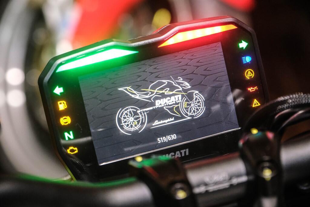 Ducati Streetfighter V4 view 16