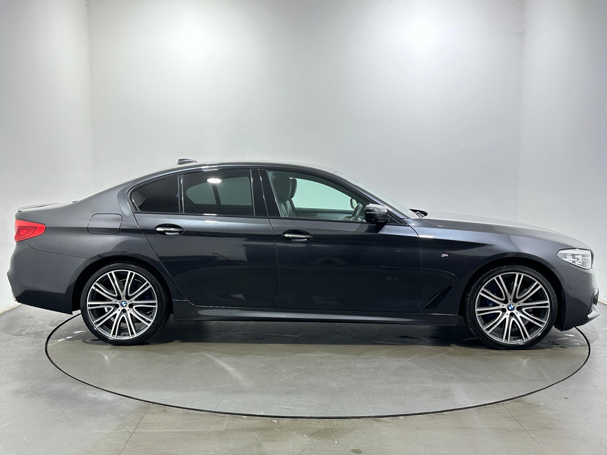 BMW 5 Series view 9