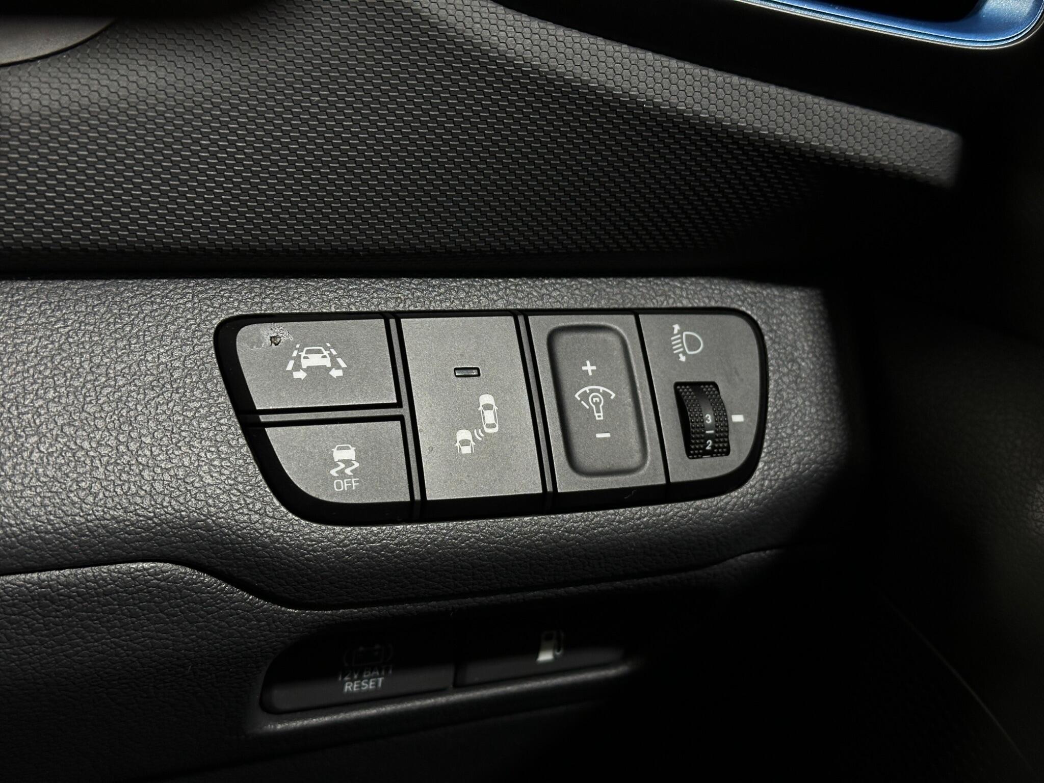 Hyundai IONIQ view 18