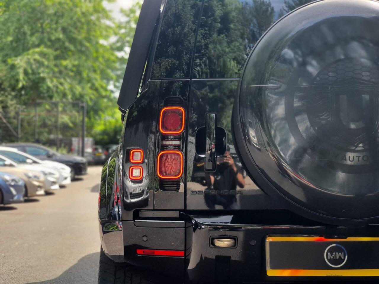 Land Rover Defender 110 view 22