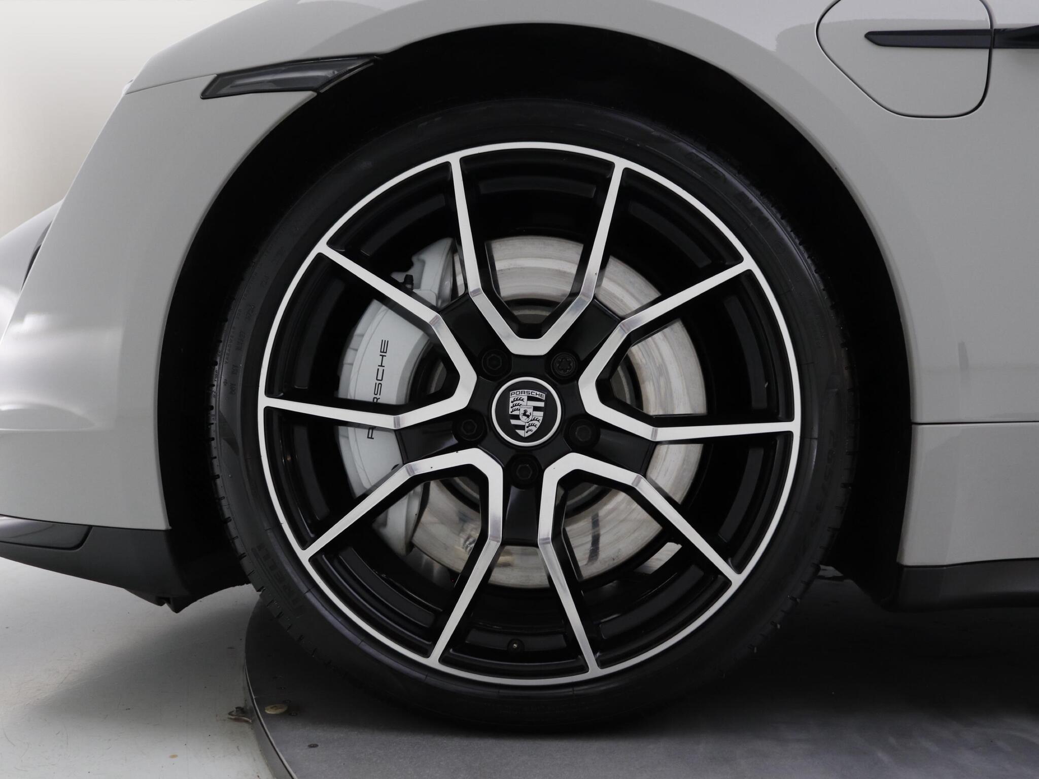 Porsche Taycan view 8