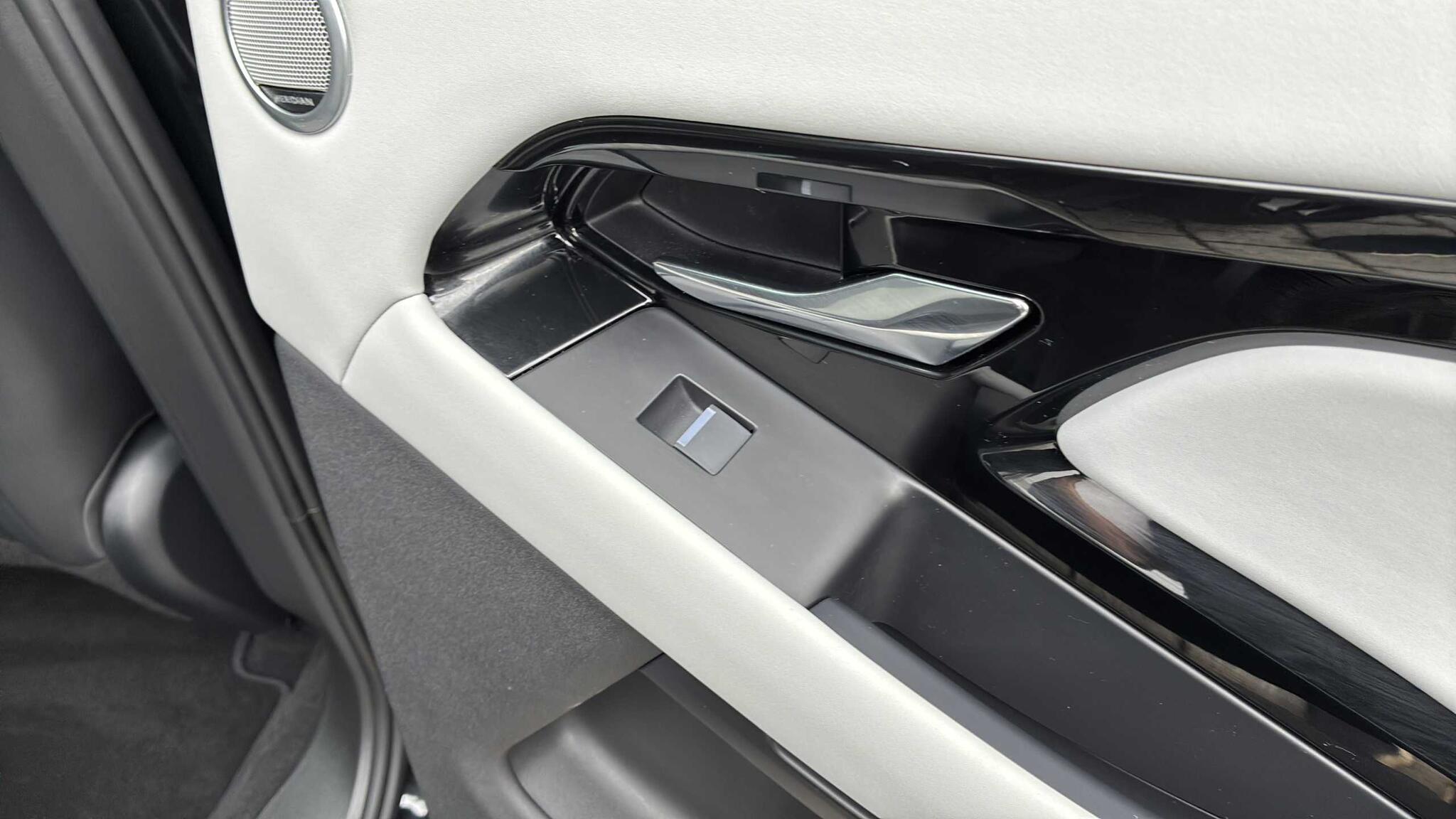 Land Rover Range Rover Evoque view 32