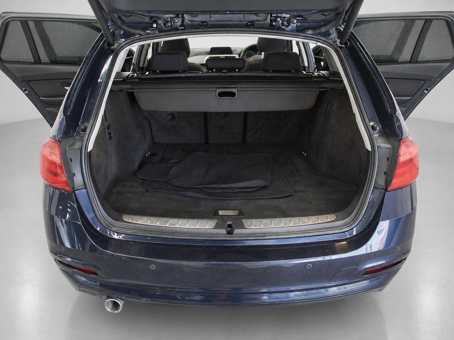 BMW 3 Series view 22