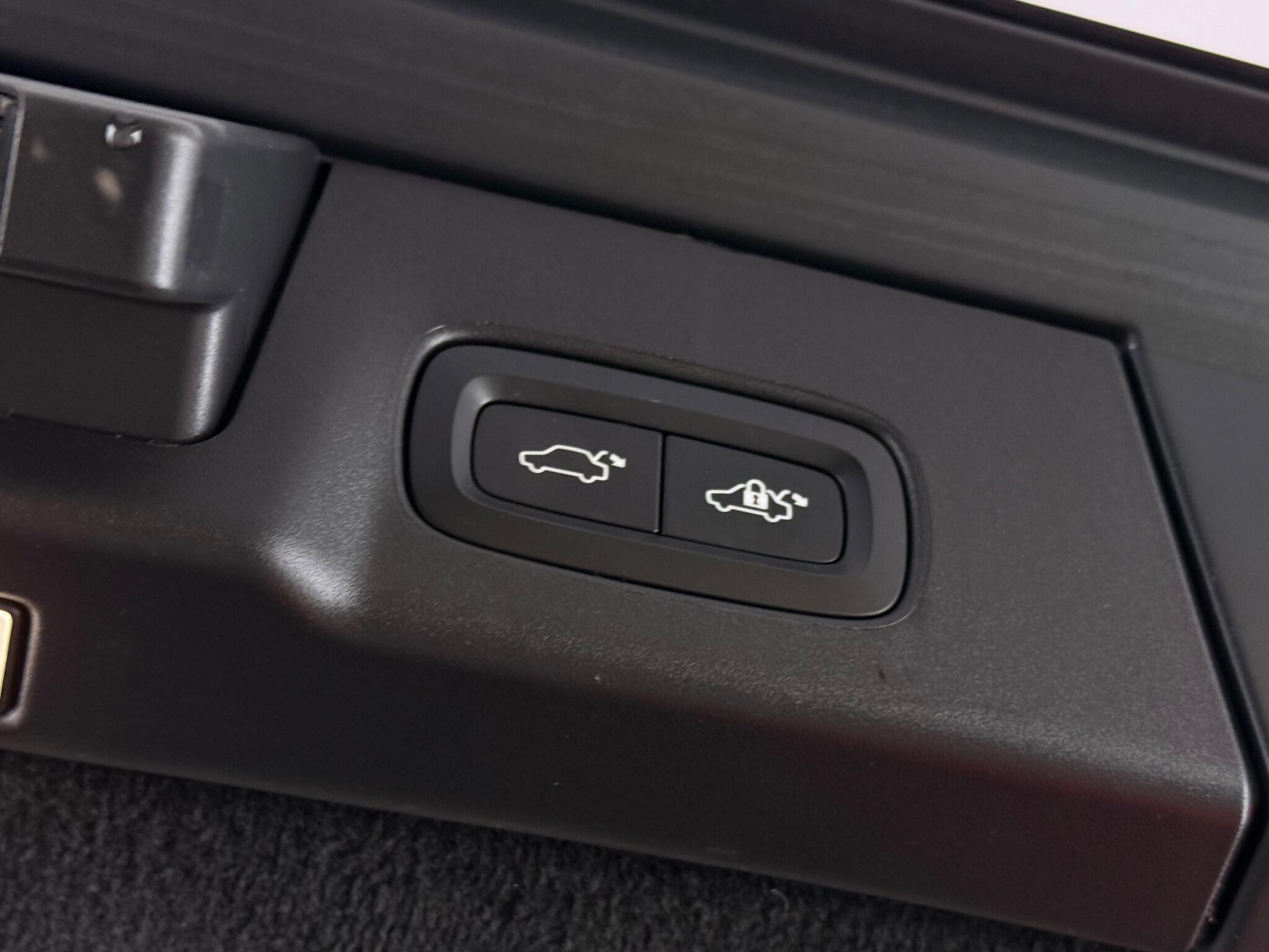 Volvo V90 Cross Country view 11