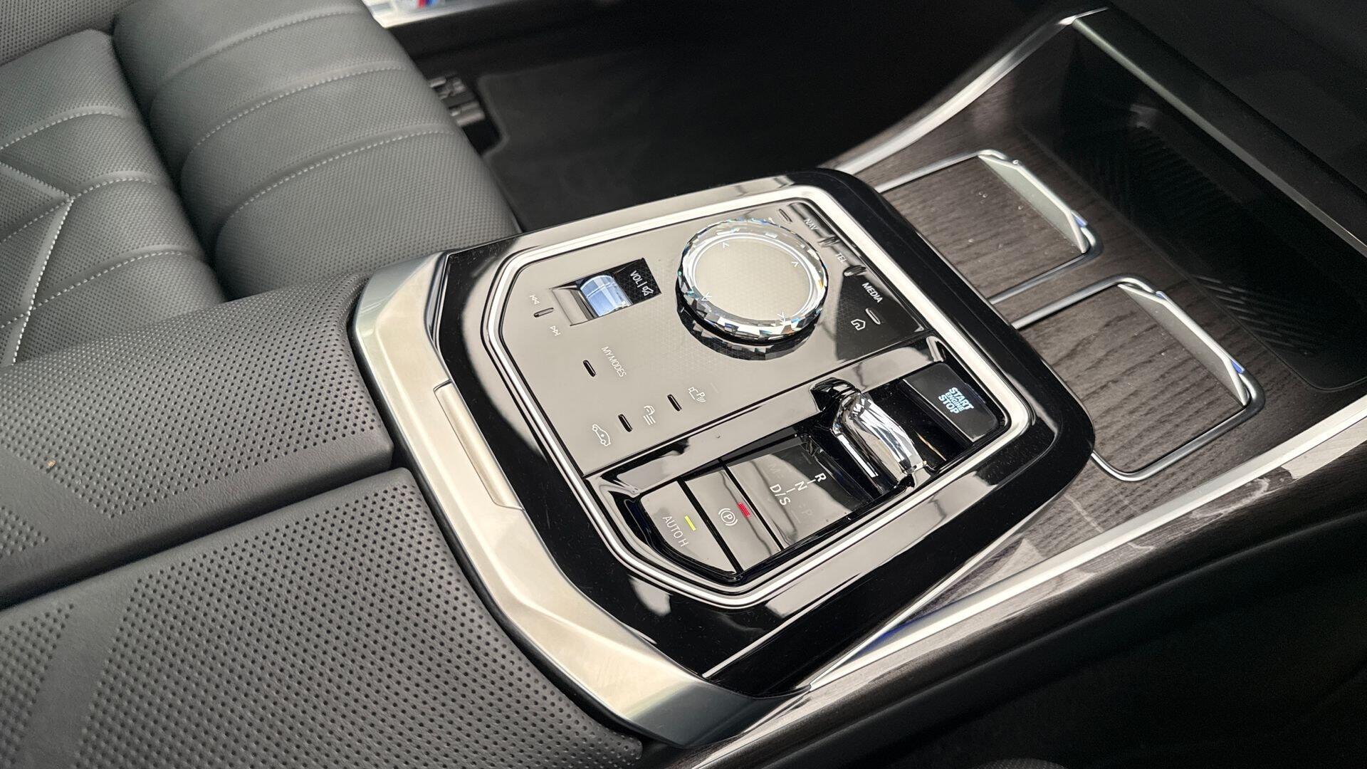 BMW 7 Series view 10