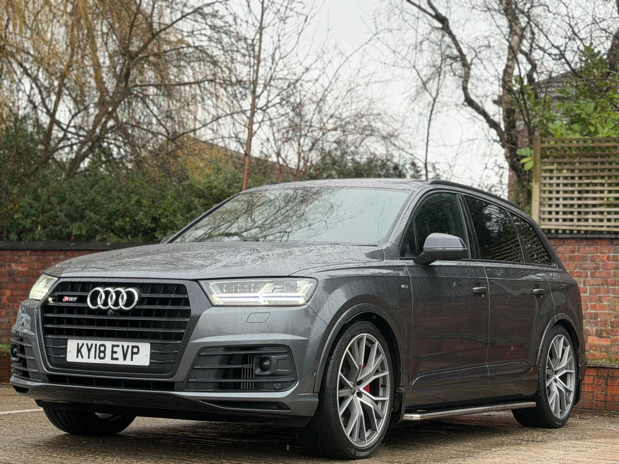 Audi SQ7 view 3