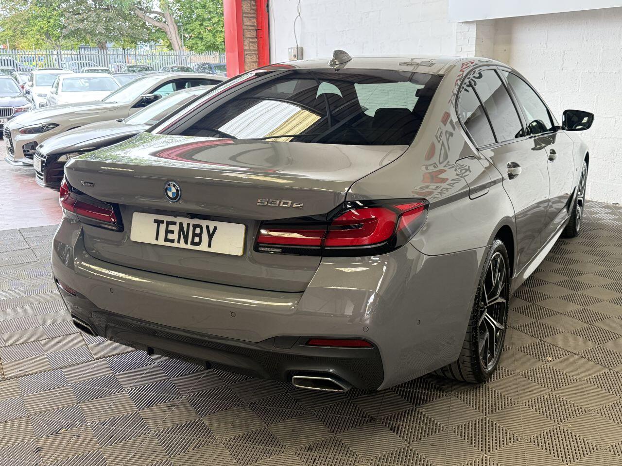 BMW 5 Series view 10