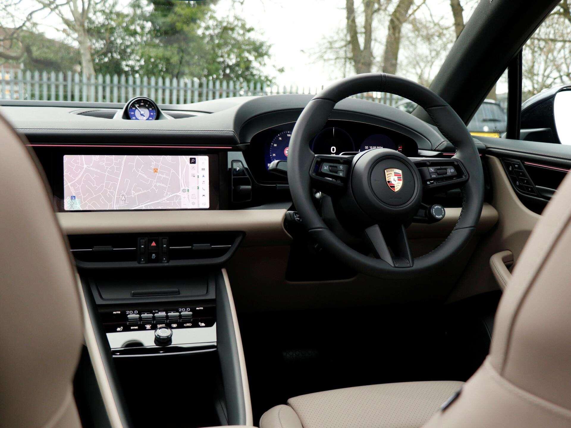 Porsche Macan view 12