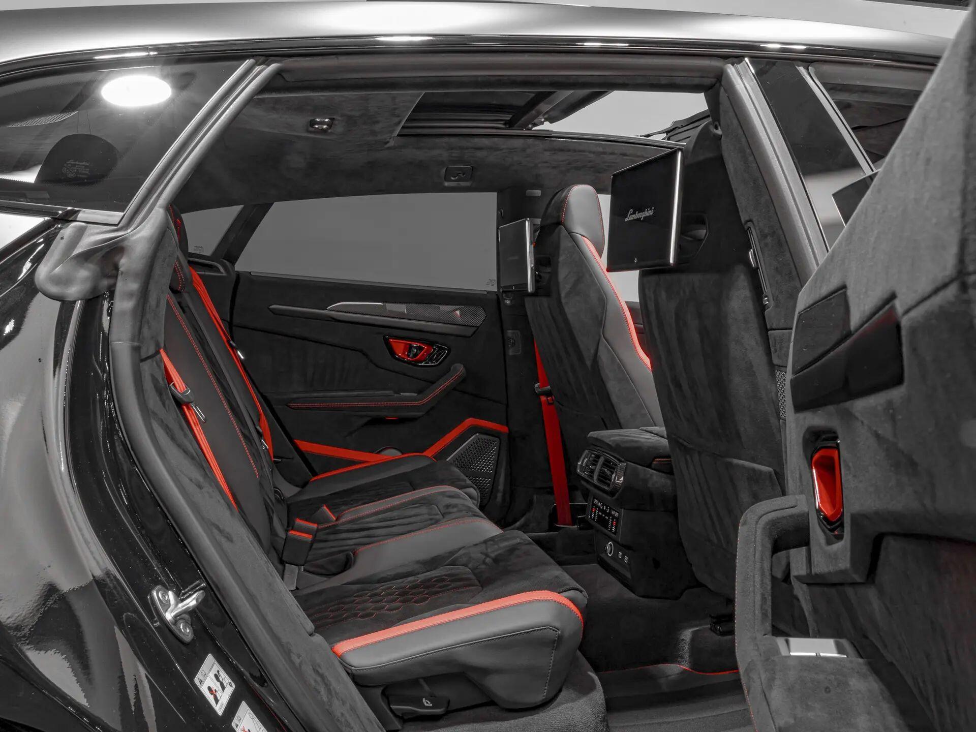 Lamborghini Urus view 34