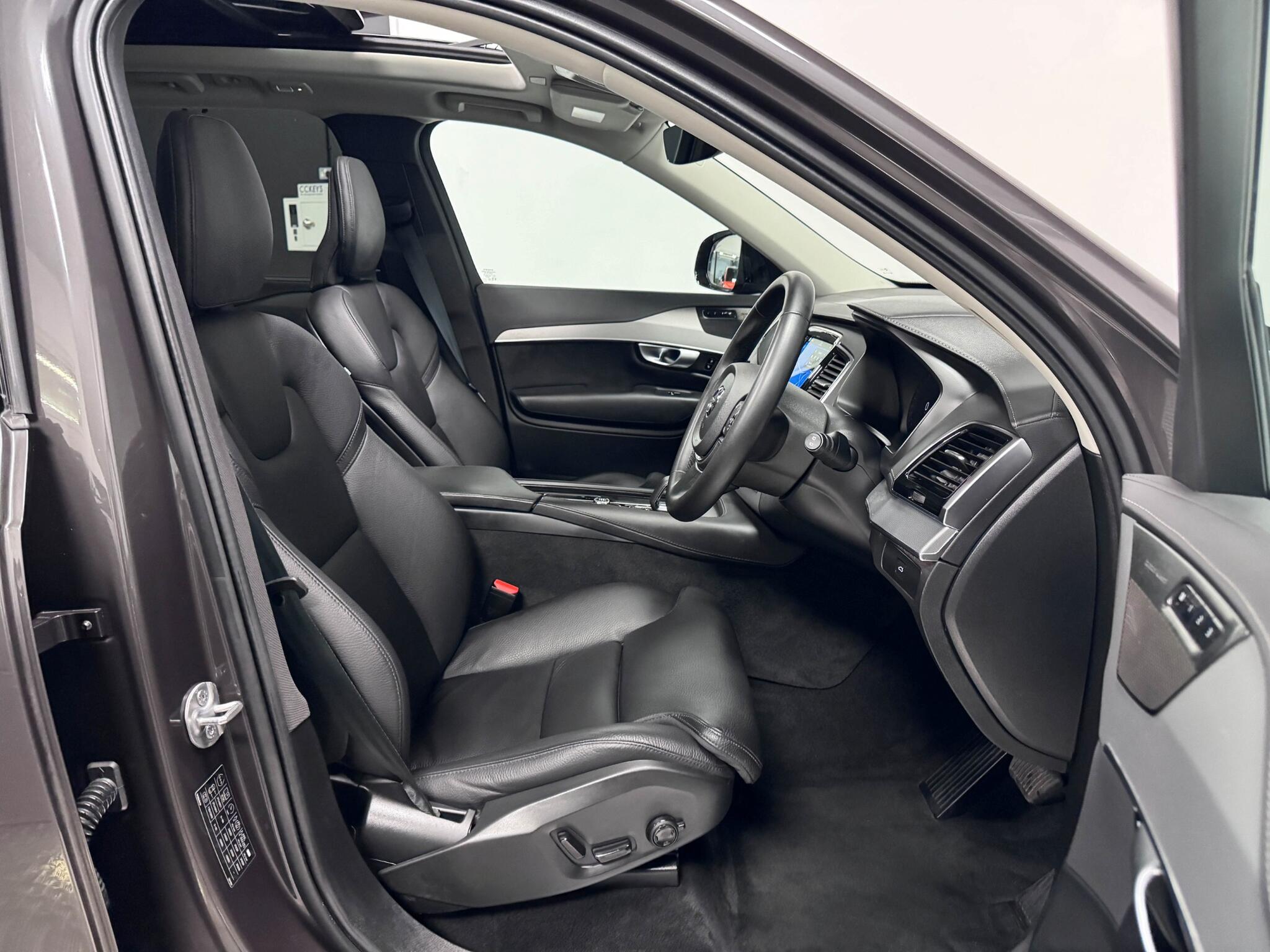 Volvo XC90 view 33
