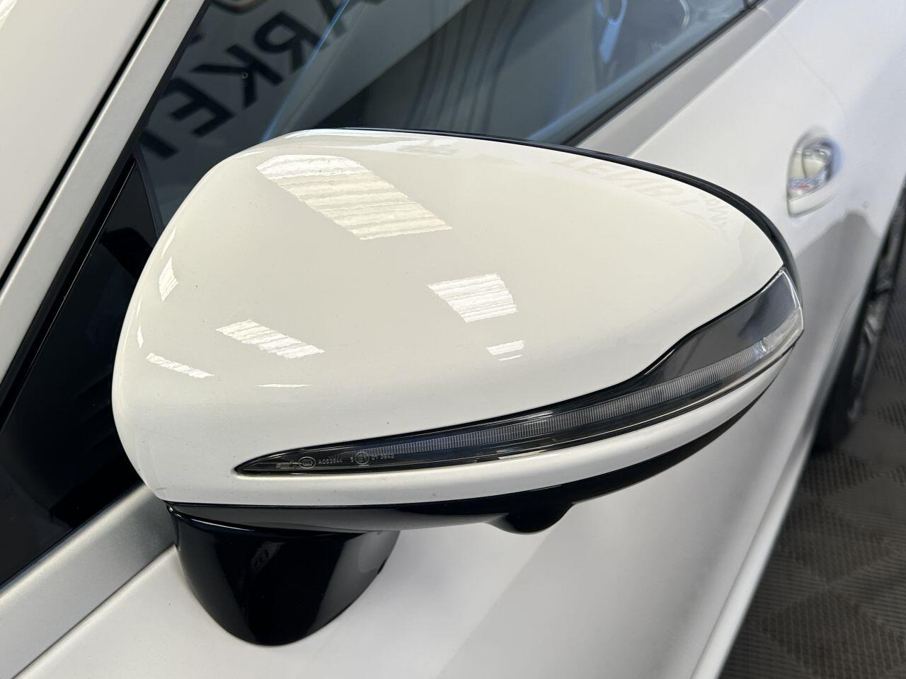Mercedes-Benz E Class view 21