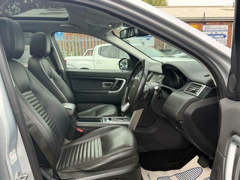 Land Rover Discovery Sport view 30