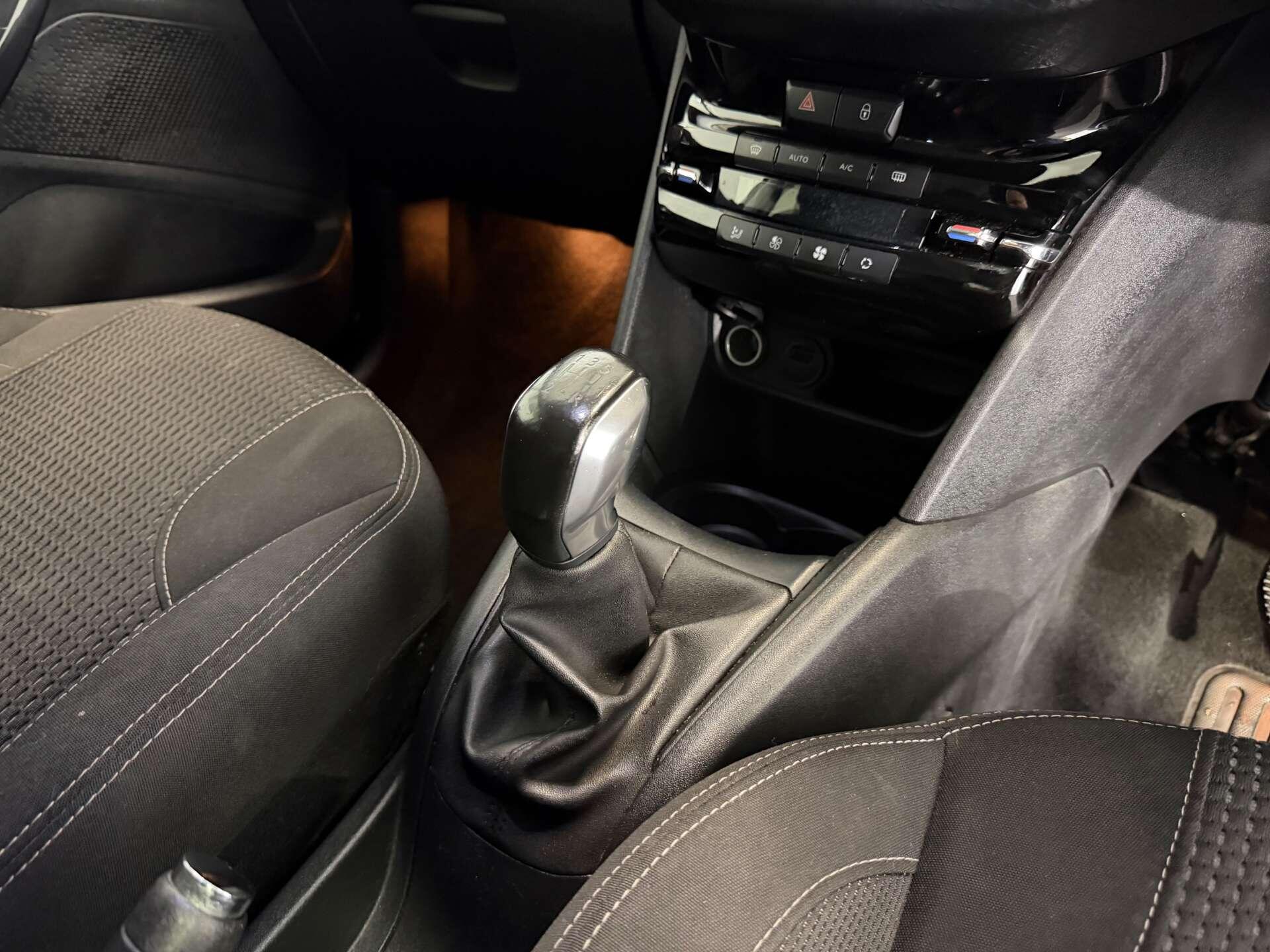 Peugeot 208 view 14