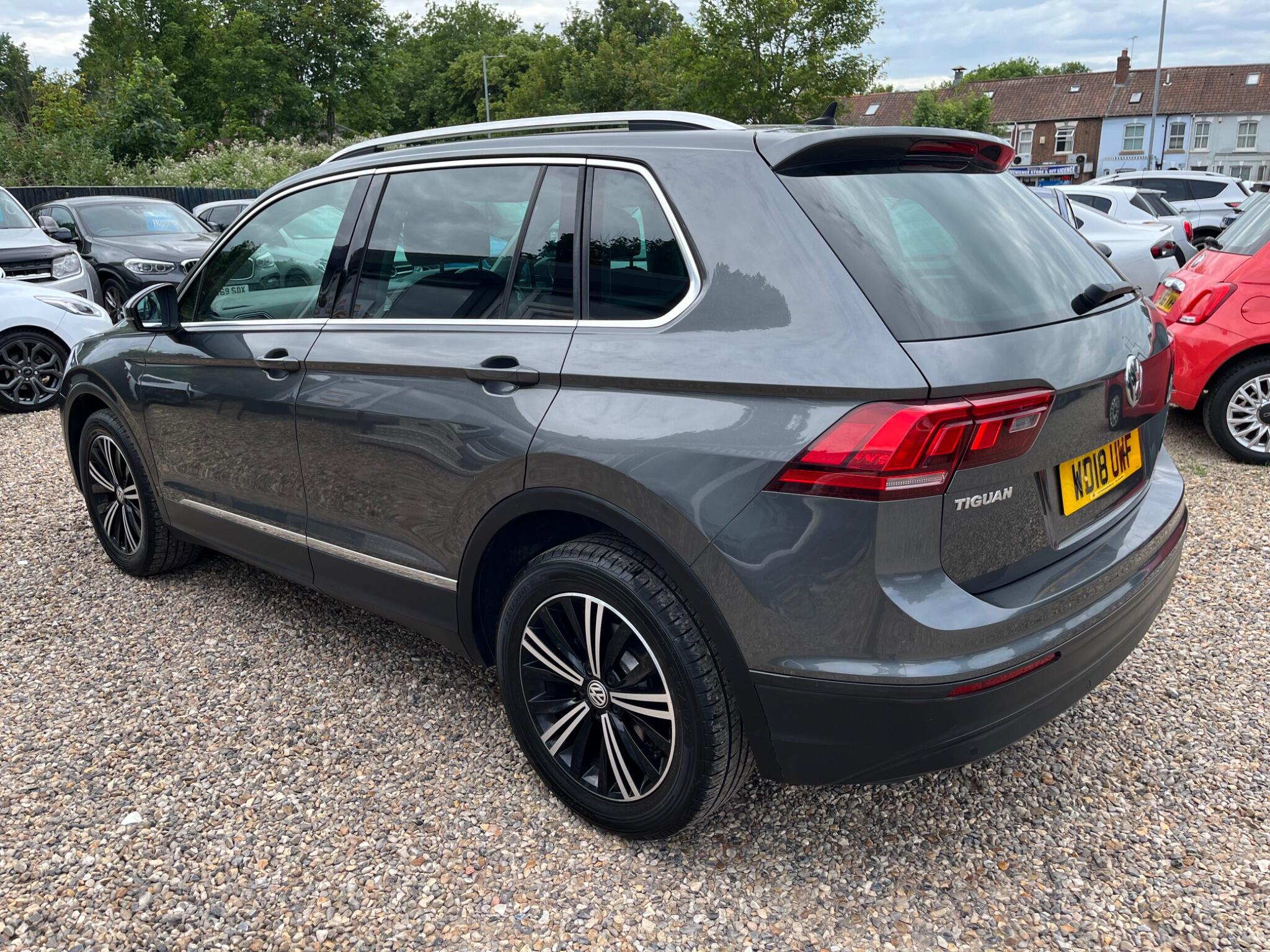 Volkswagen Tiguan view 6