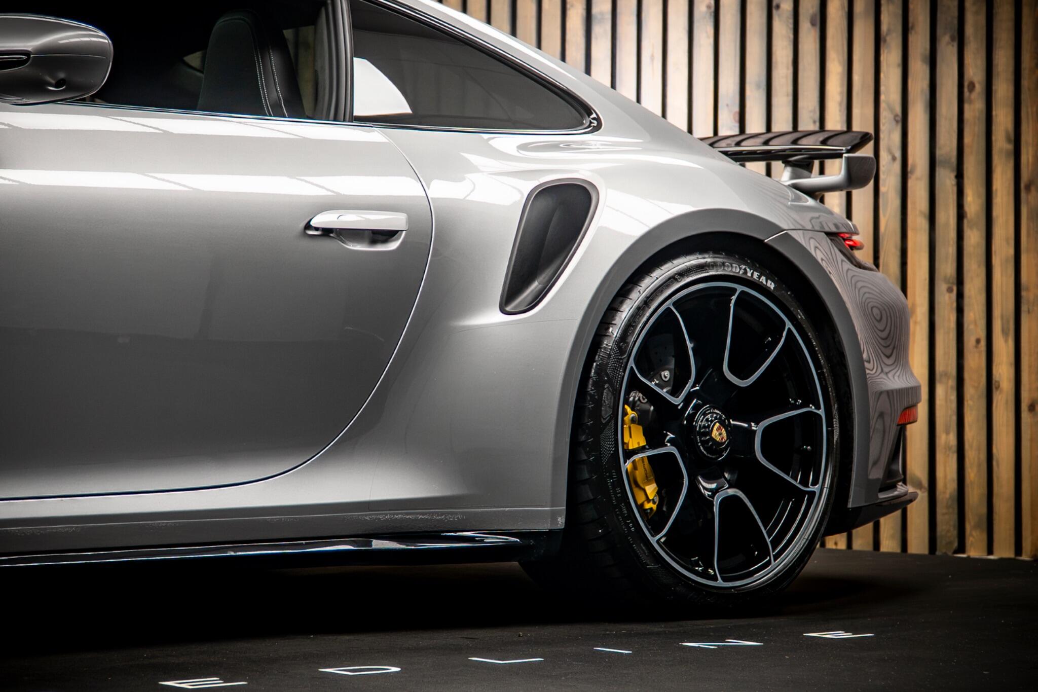 Porsche 911 view 16