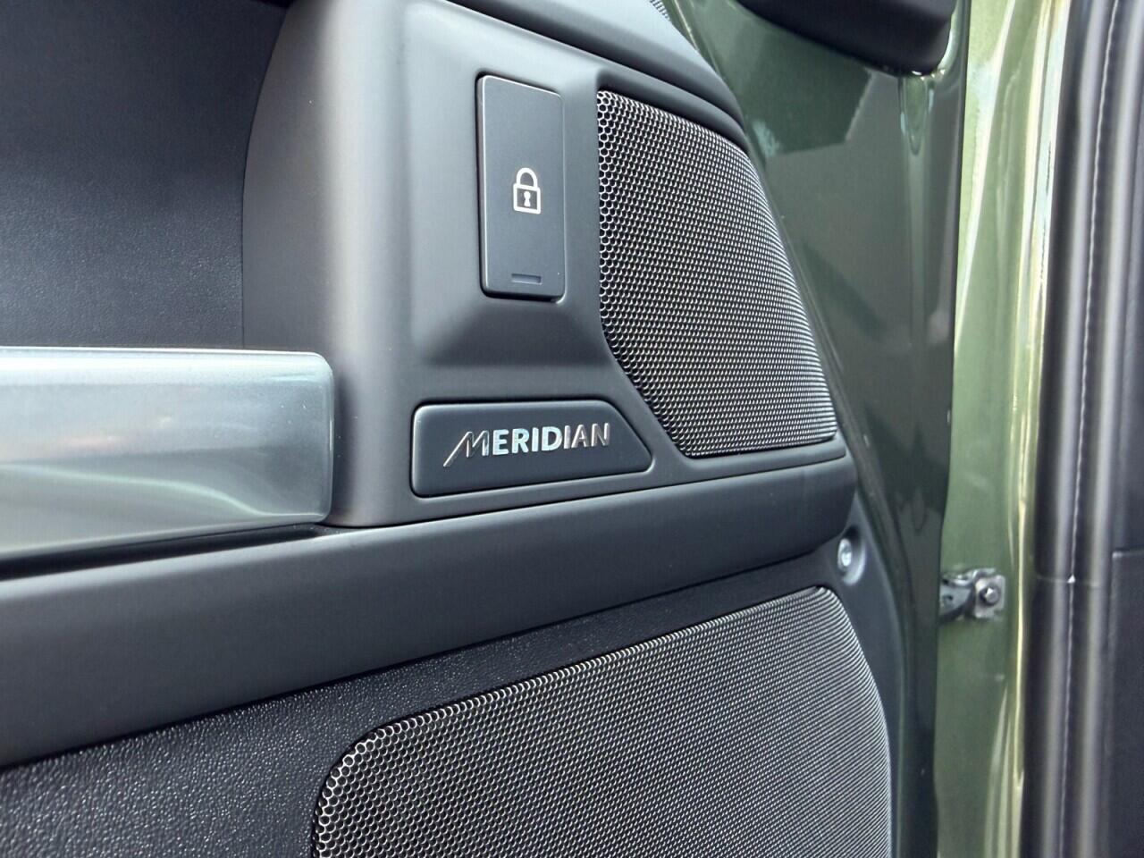 Land Rover Defender 110 view 28