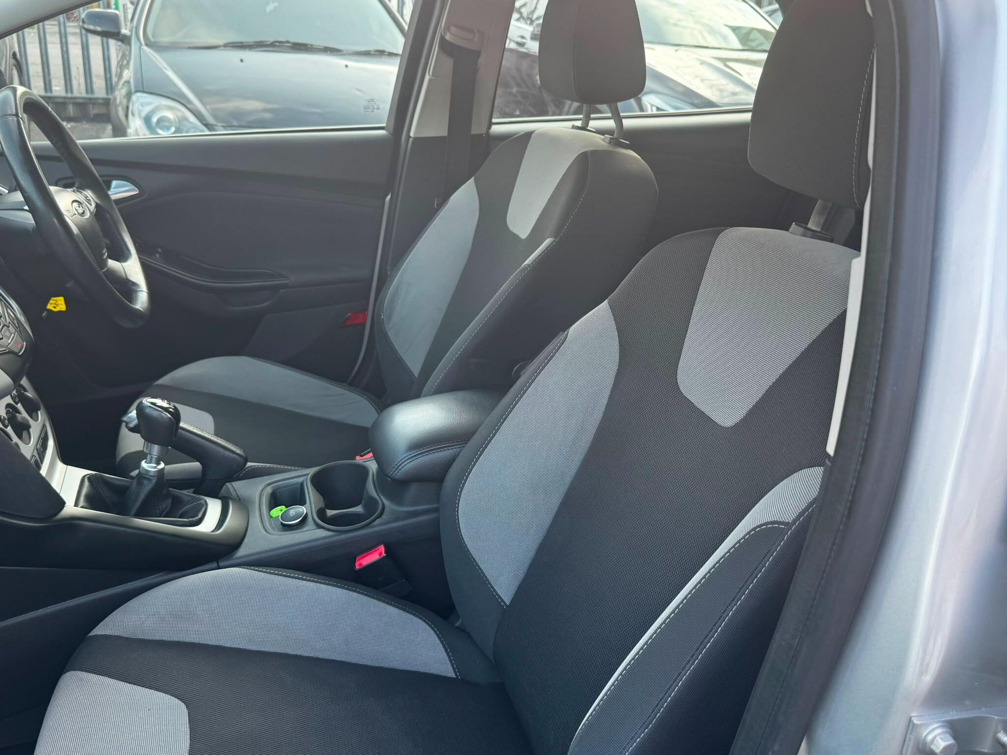 Ford Focus view 39