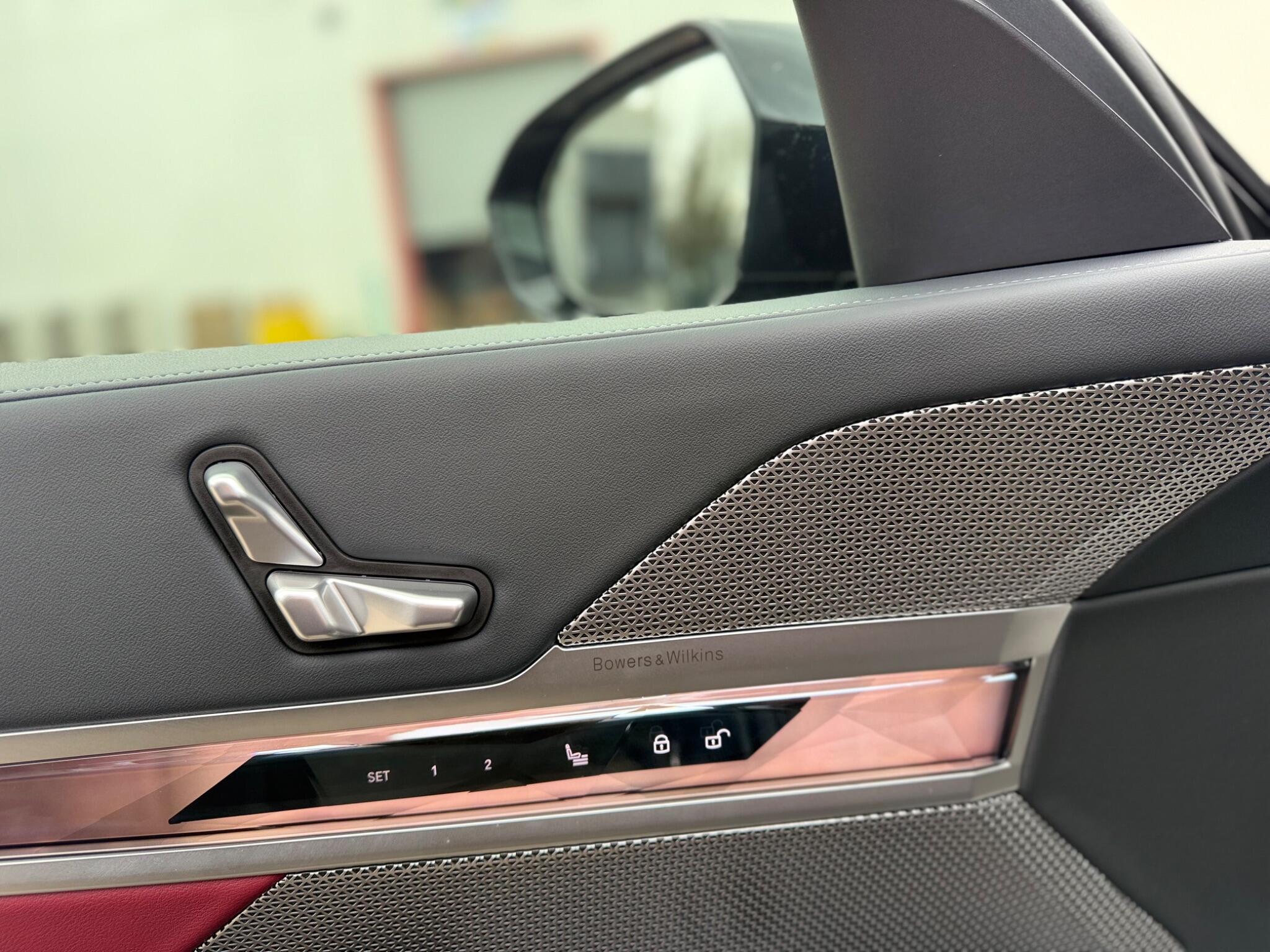 BMW 7 Series view 16