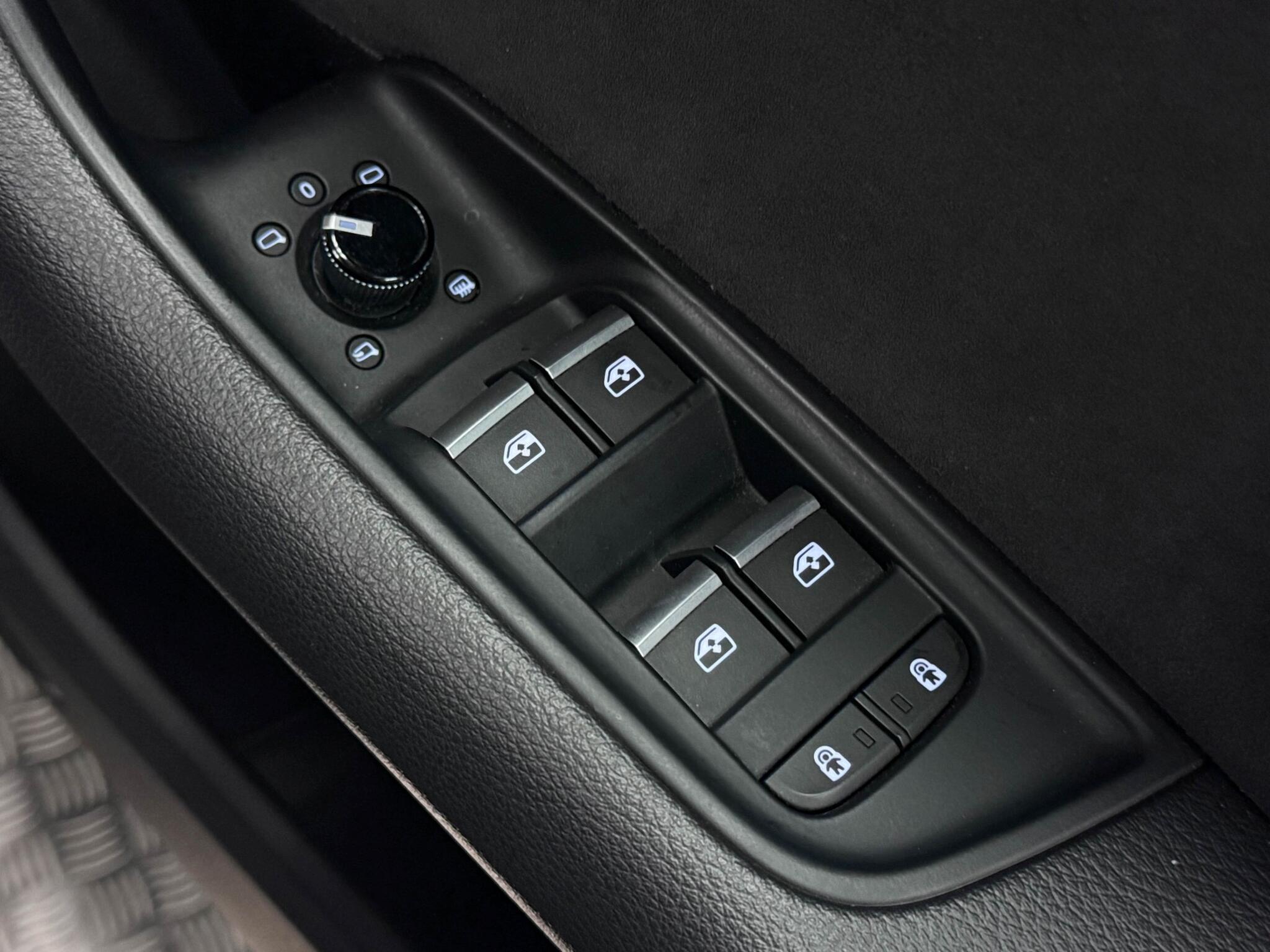 Audi Q8 view 28