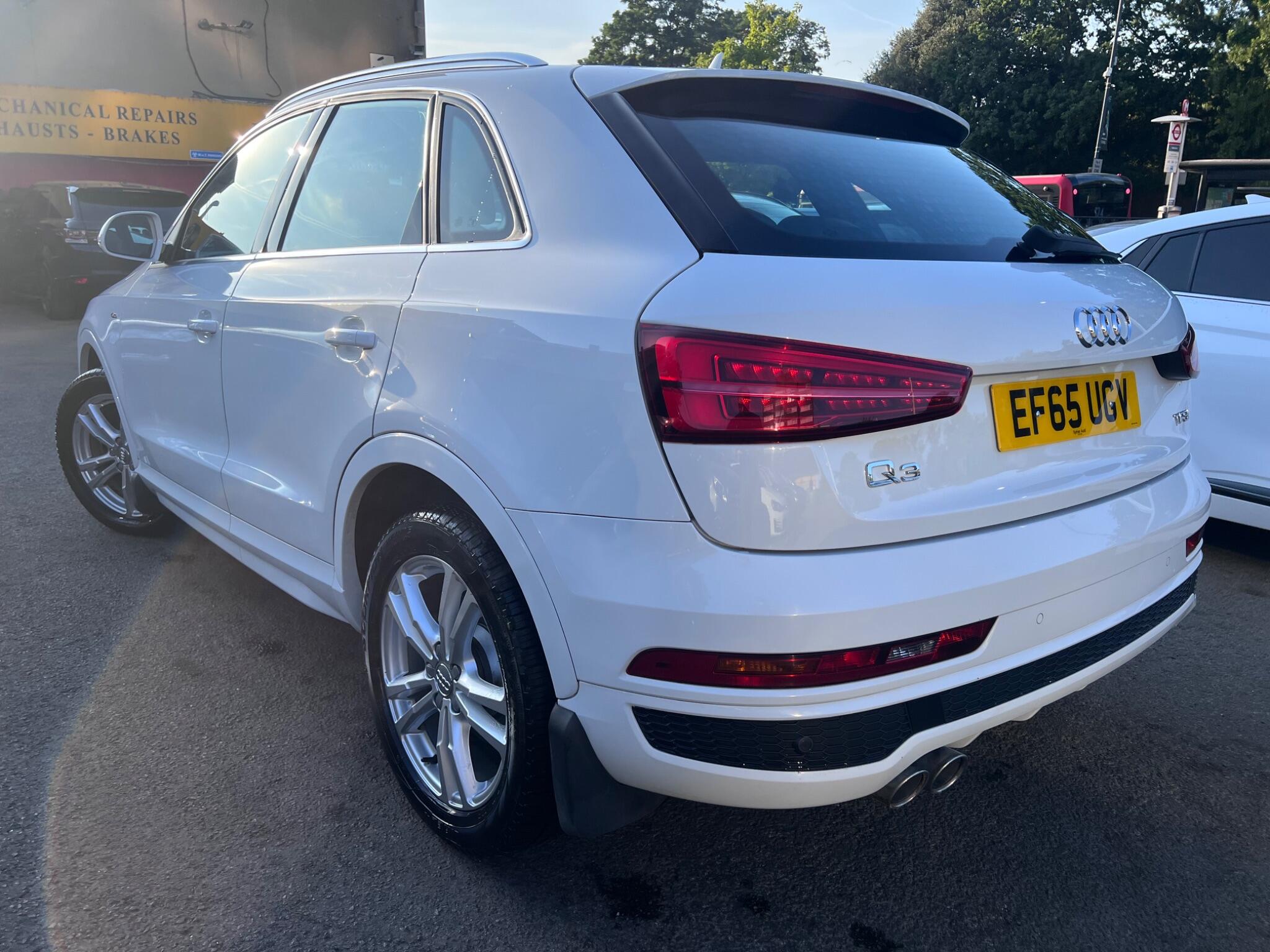 Audi Q3 view 14