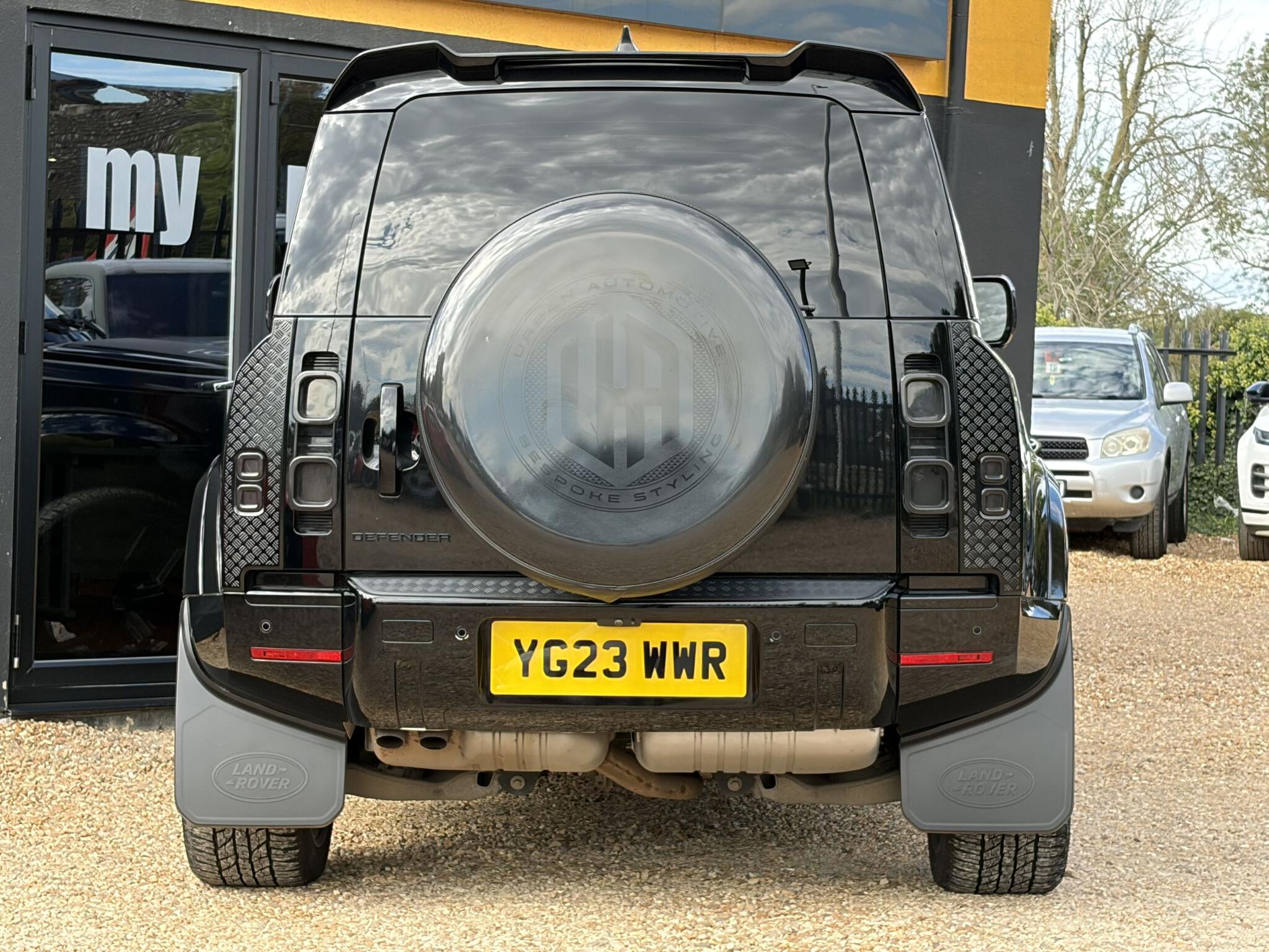 Land Rover Defender 90 view 10