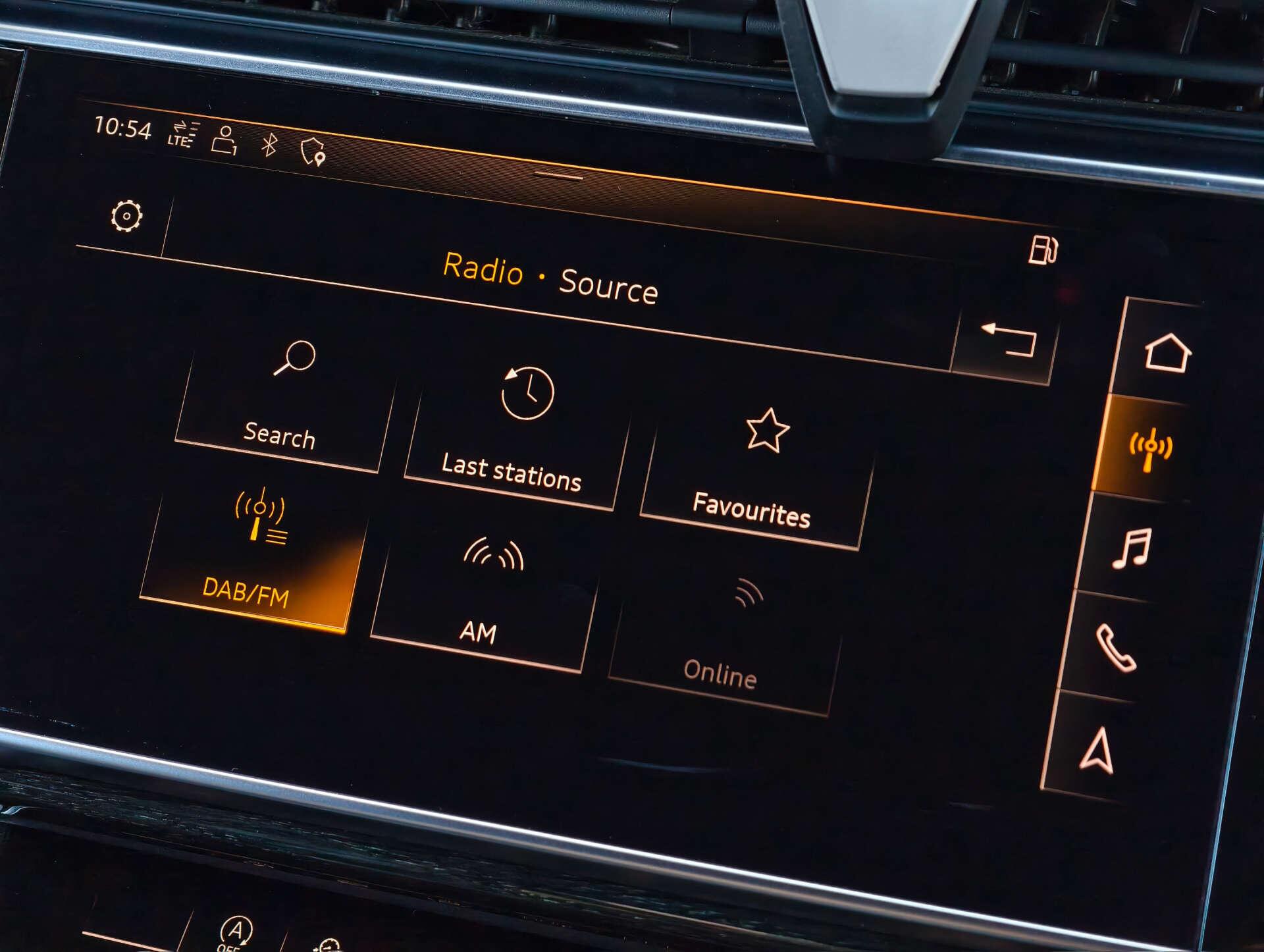 Audi Q8 view 47