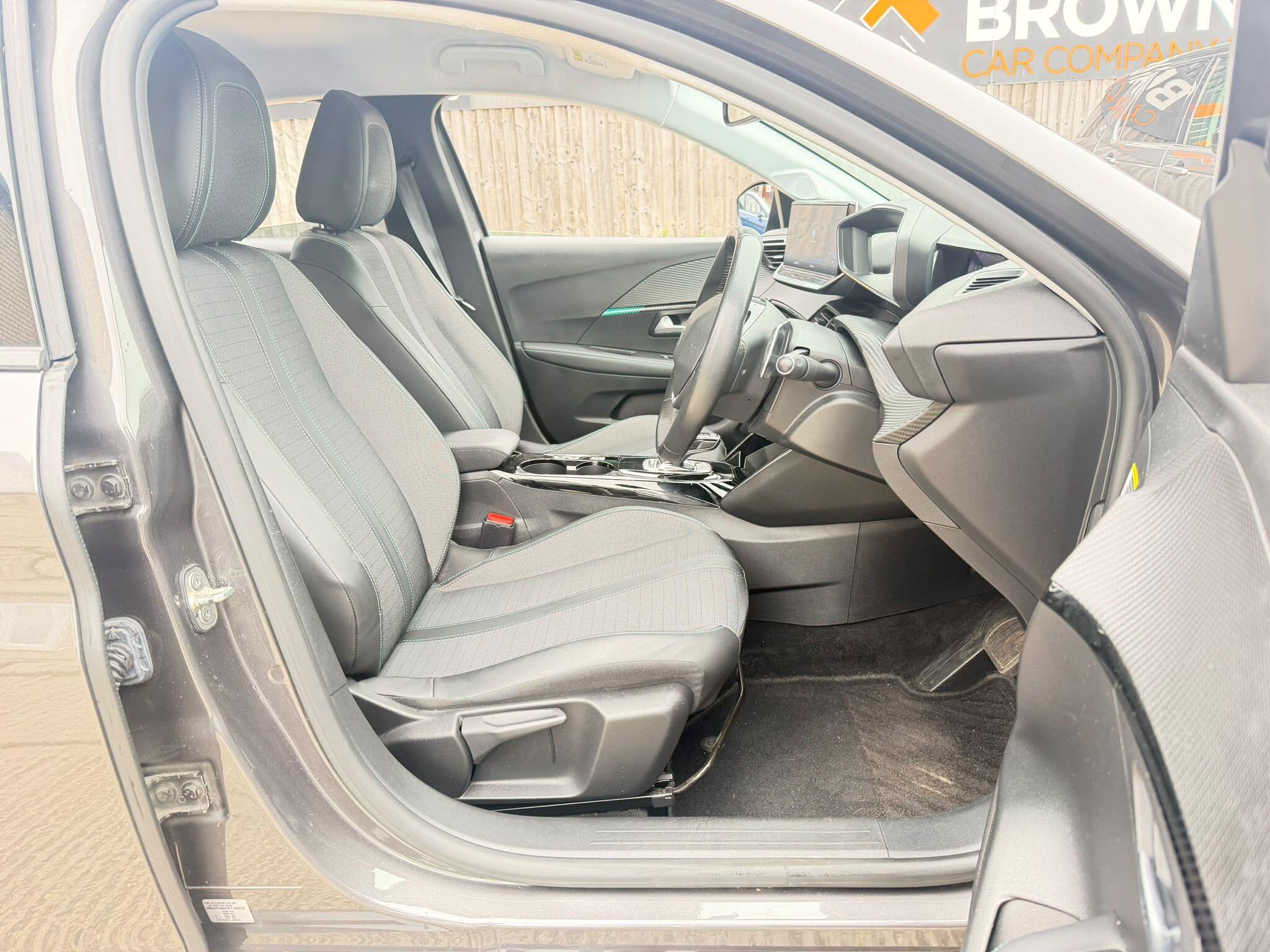 Peugeot 208 view 12