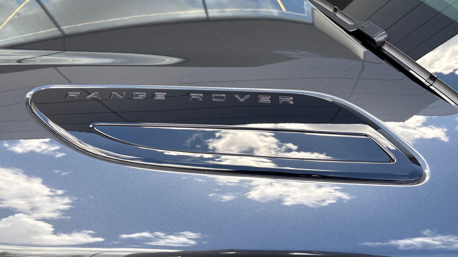 Land Rover Range Rover Velar view 41