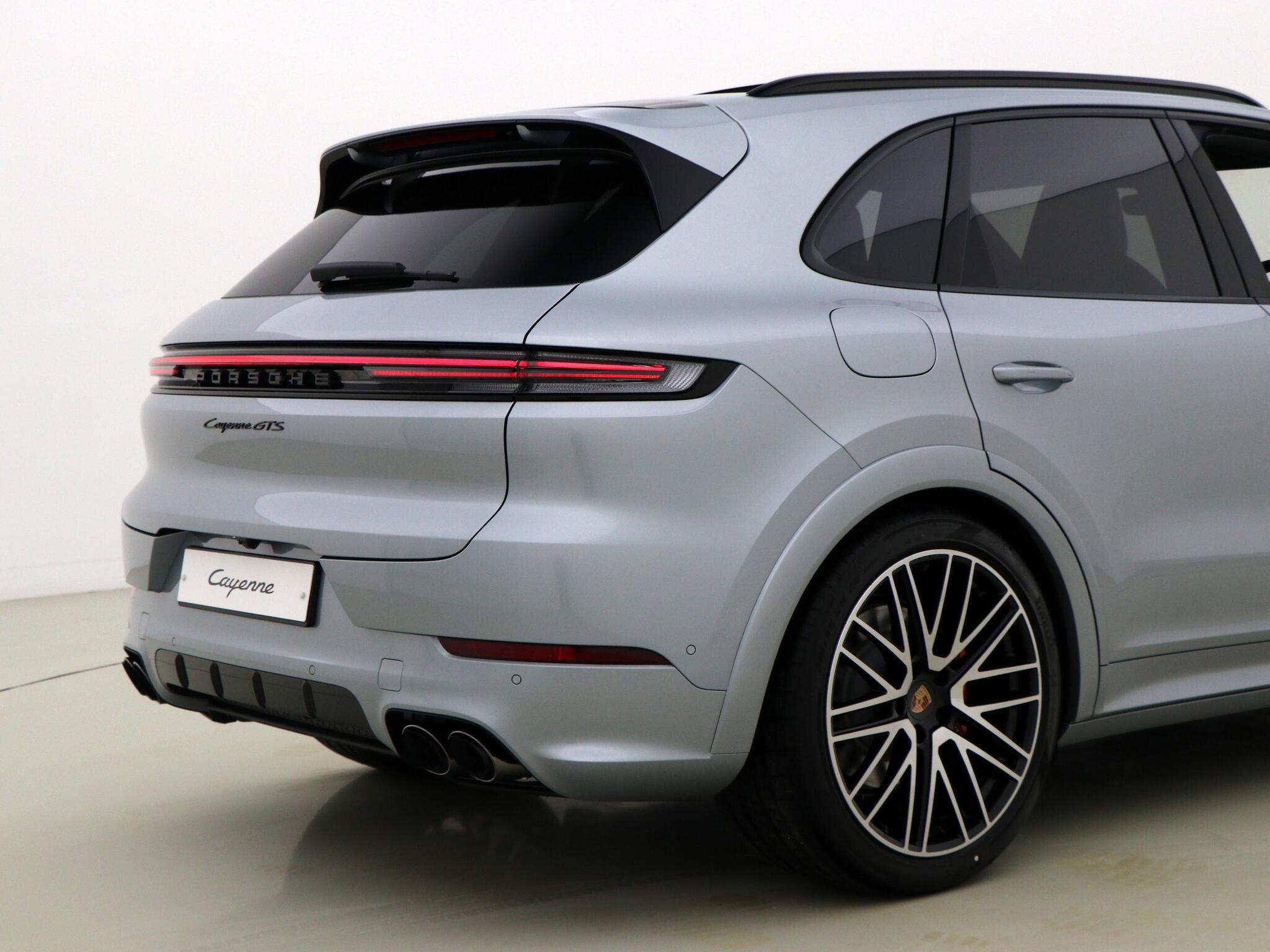 Porsche Cayenne view 16