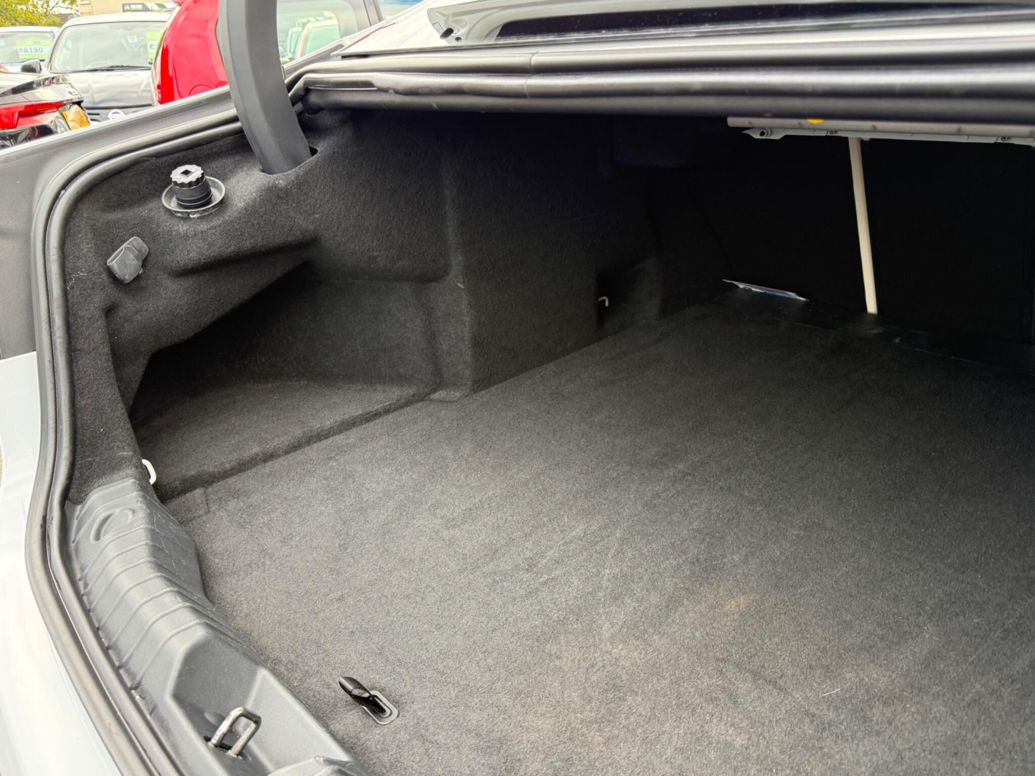 Jaguar XF - Image 37