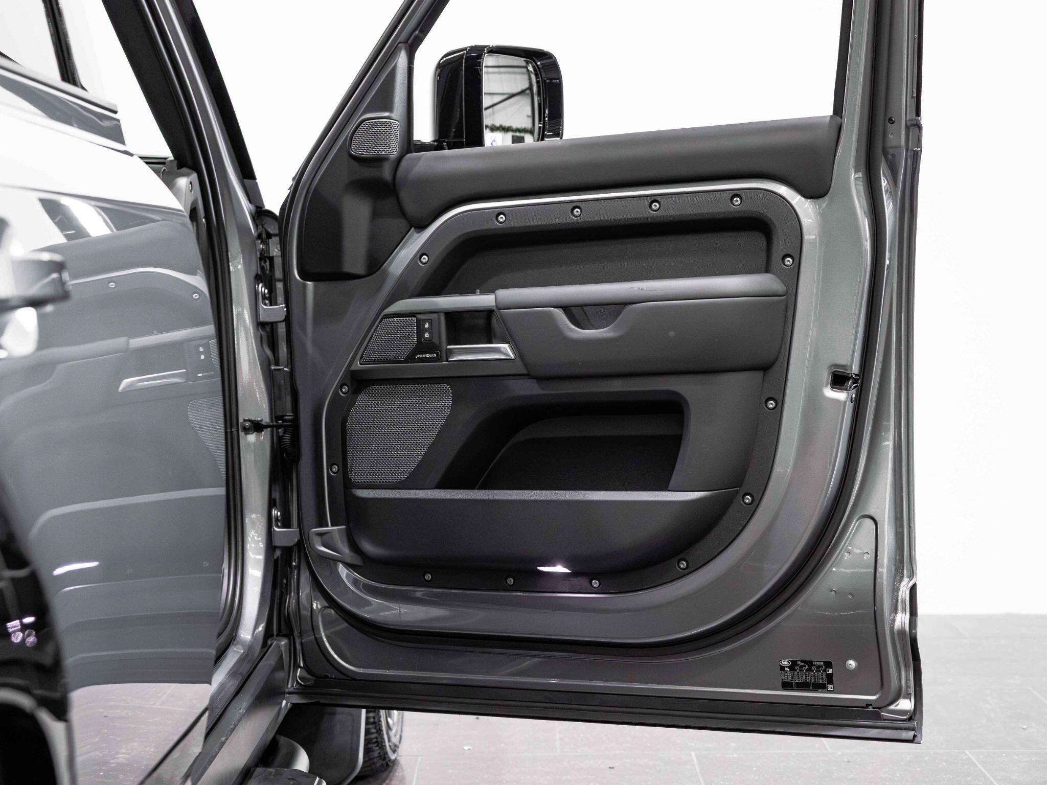 Land Rover Defender 110 view 26