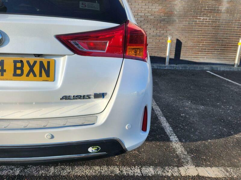 2014 Toyota Auris 1.8 VVT-h Excel Touring Sports CVT Euro 5 (s/s) 5dr • 104,000 miles image 9