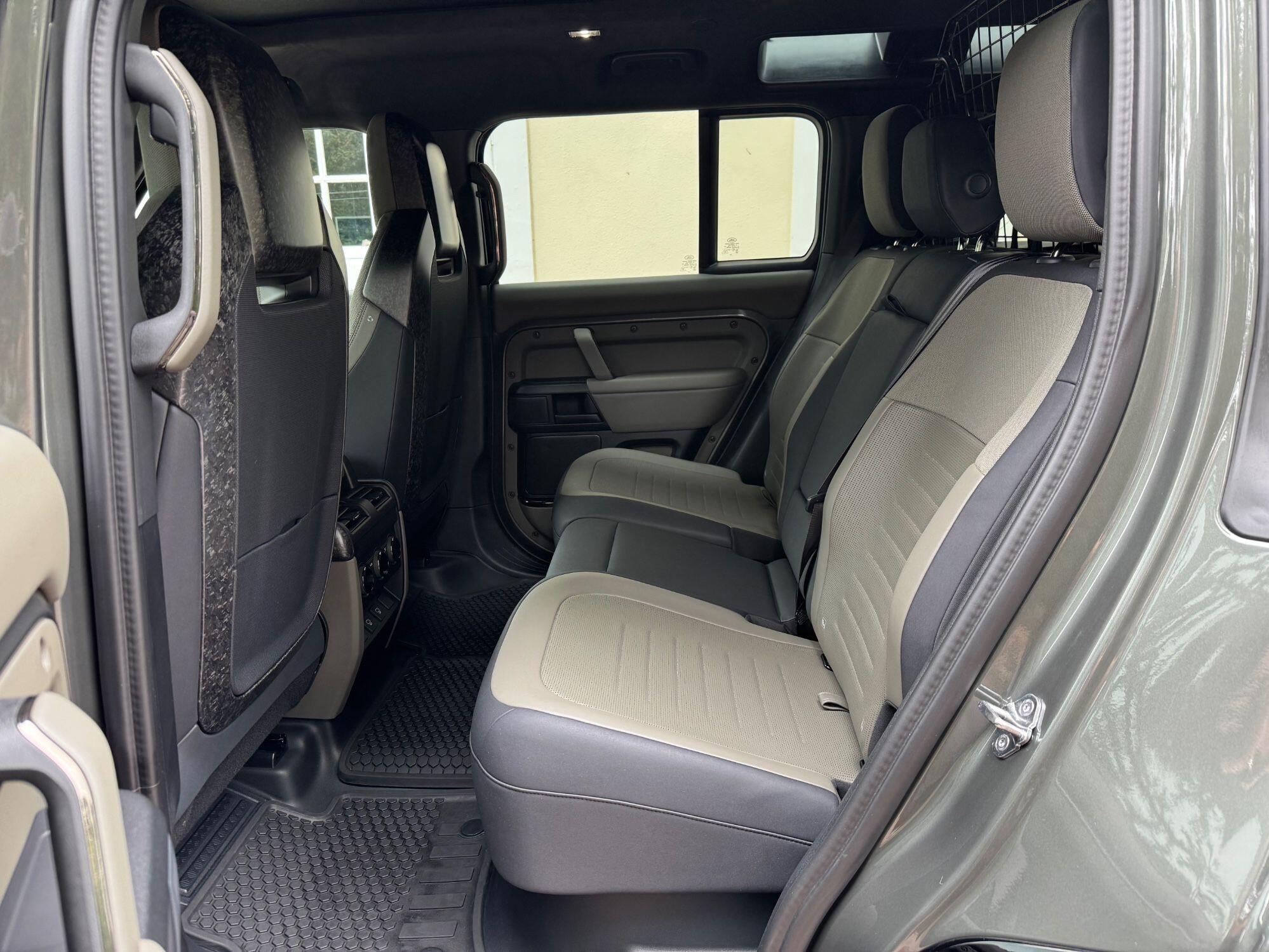 Land Rover Defender 110 view 26