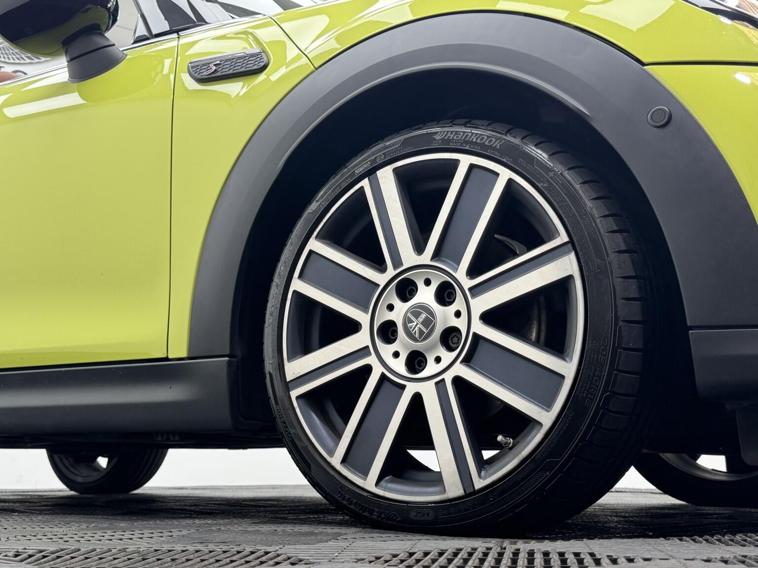 Mini Convertible view 32