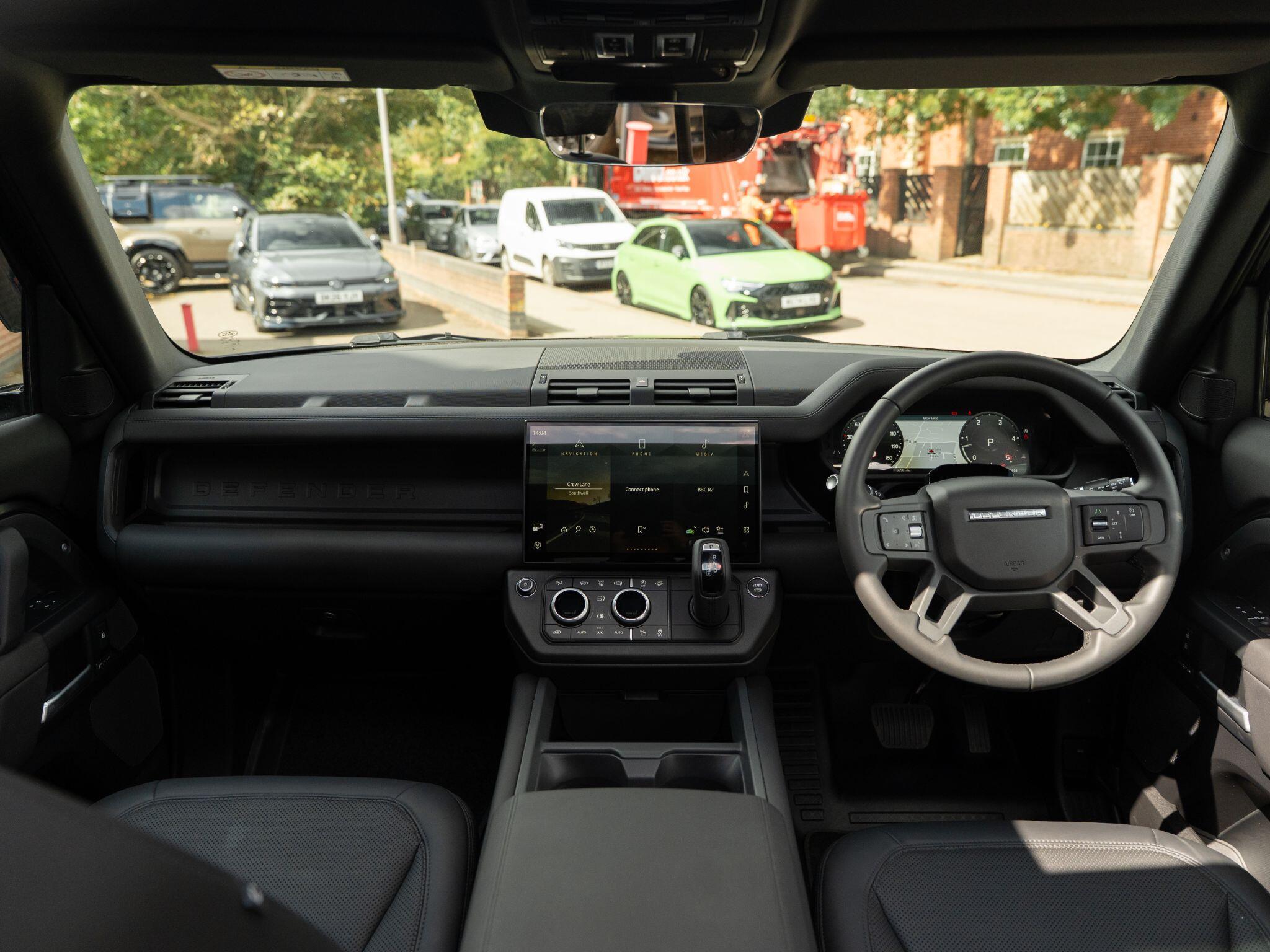 Land Rover Defender 110 view 39