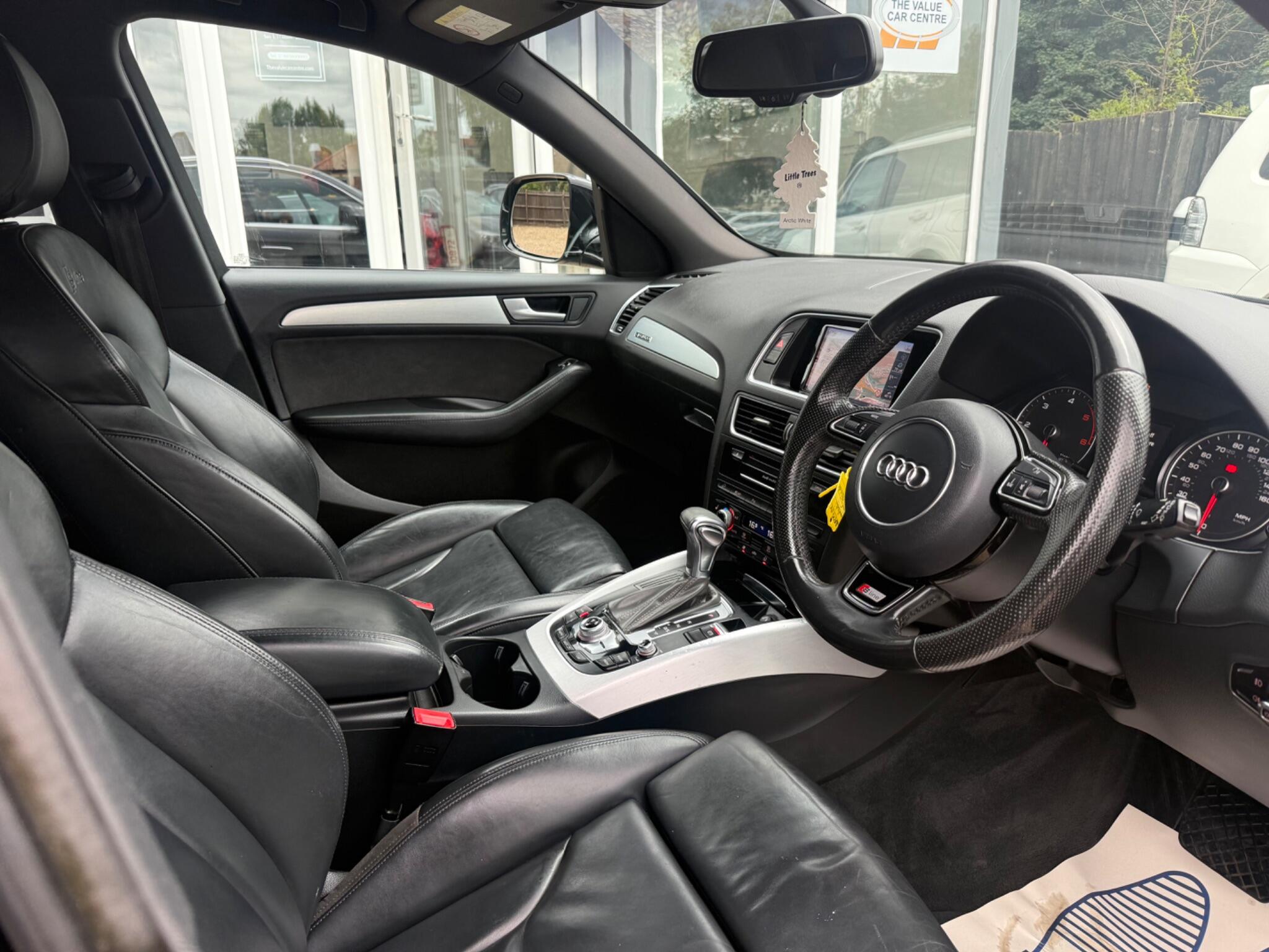 Audi Q5 view 9