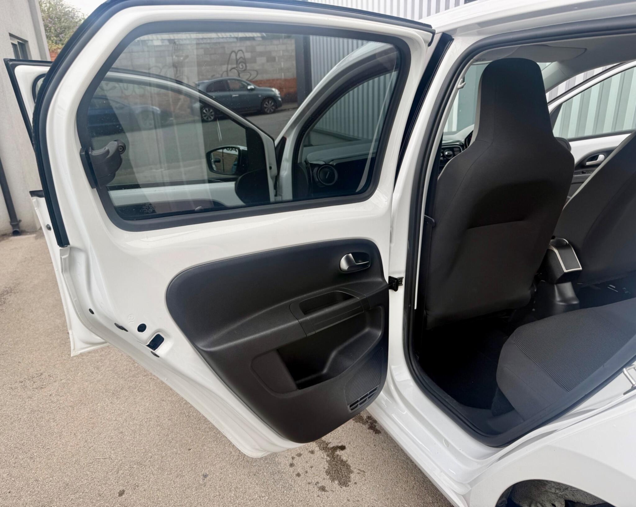 Volkswagen up! view 15