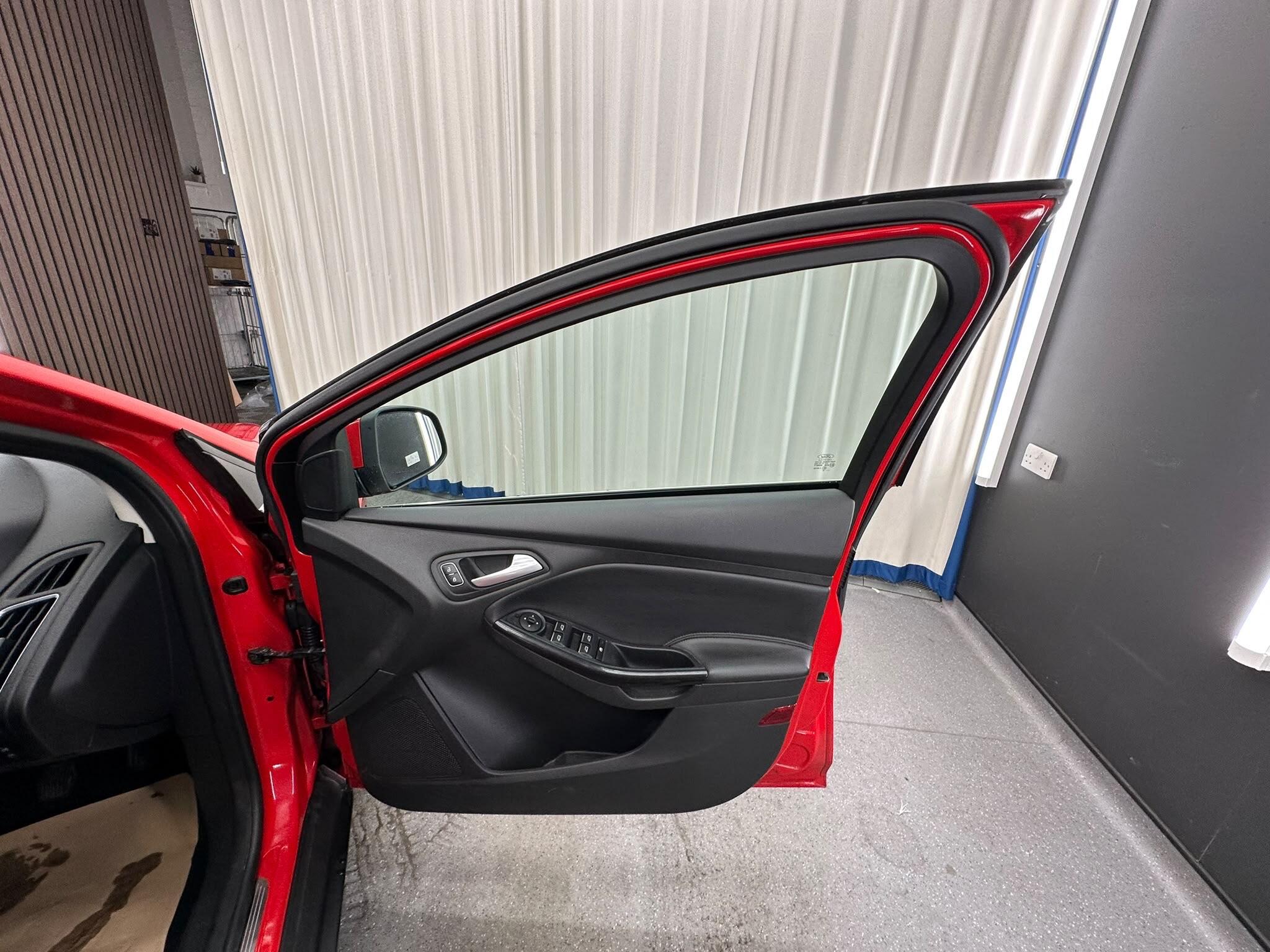 Ford Focus view 23