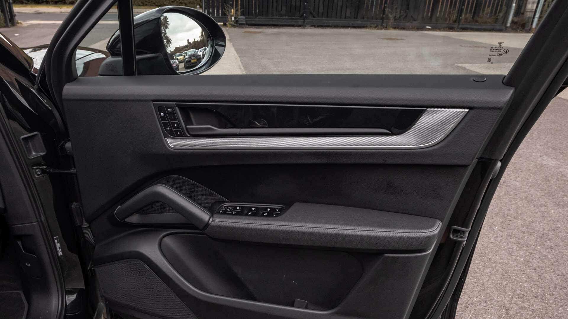 Porsche Cayenne view 29
