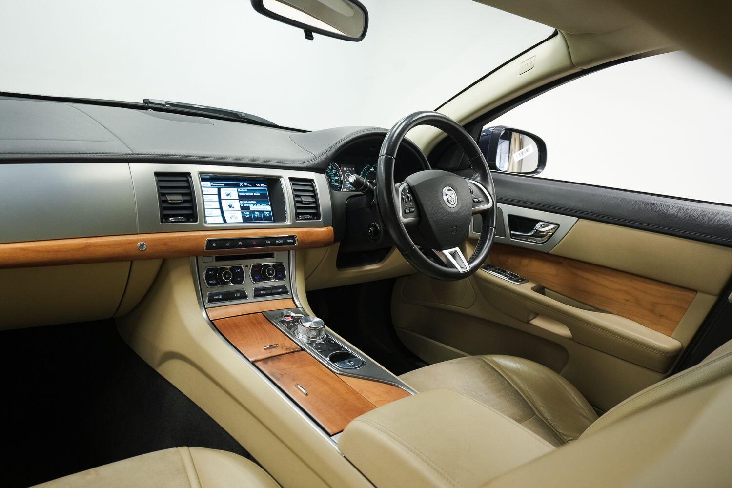 Jaguar XF view 20