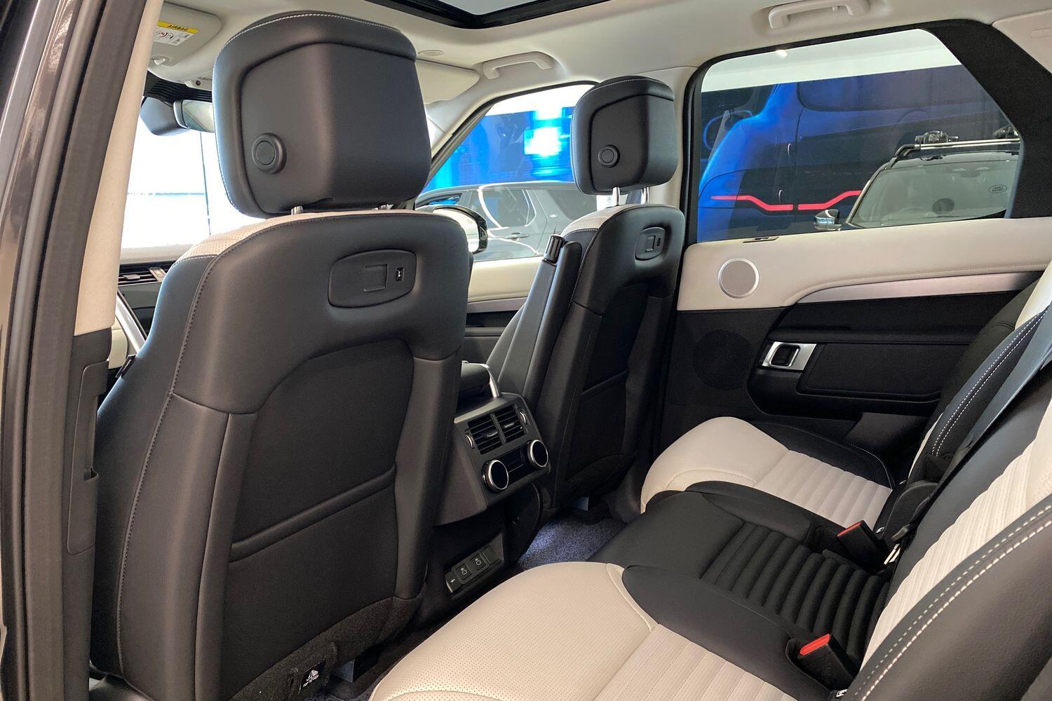 Land Rover Discovery view 17