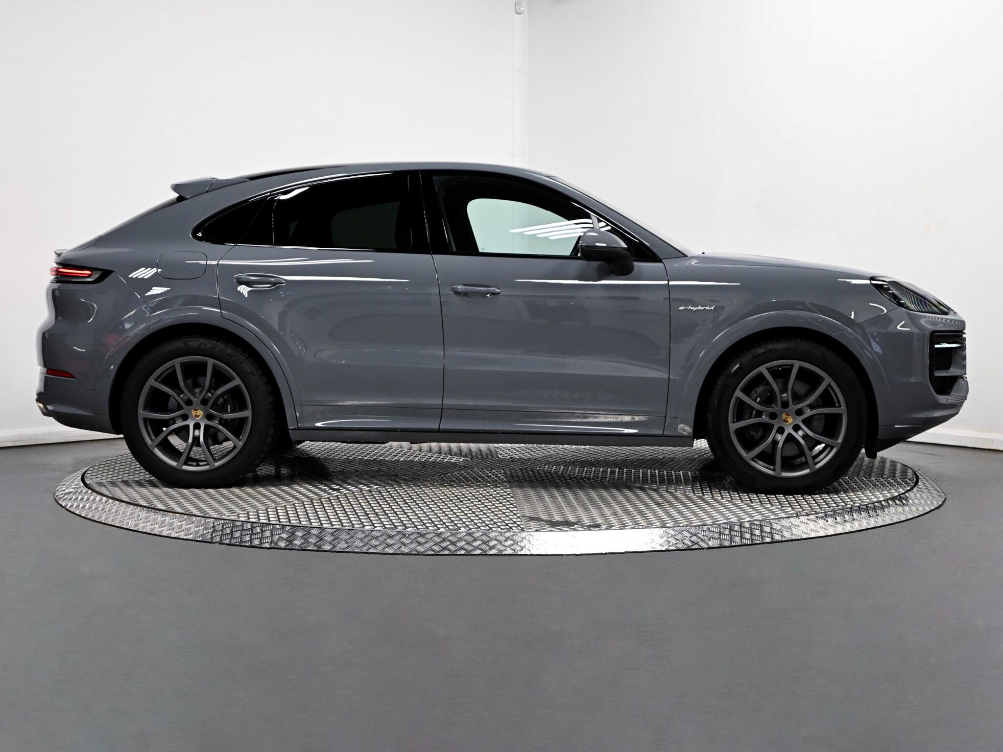 Porsche Cayenne view 8