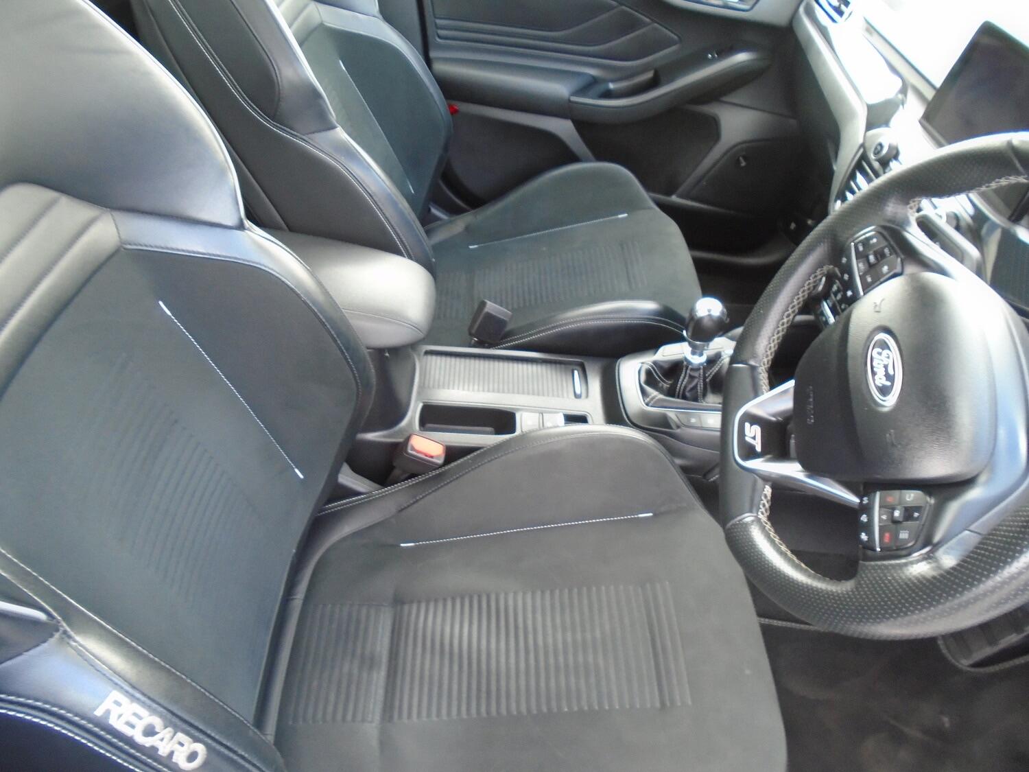 Ford Focus view 12