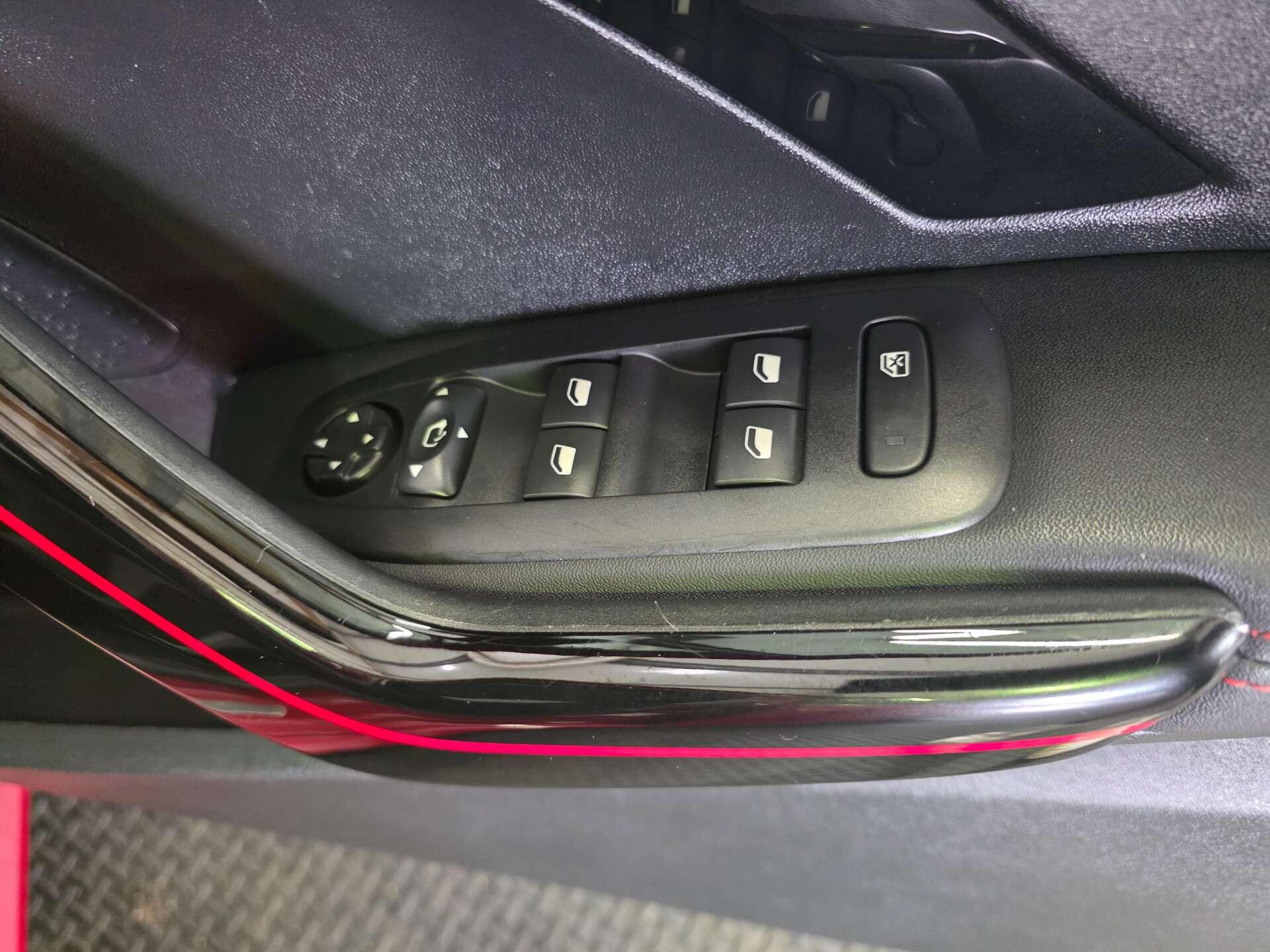 Peugeot 208 view 15