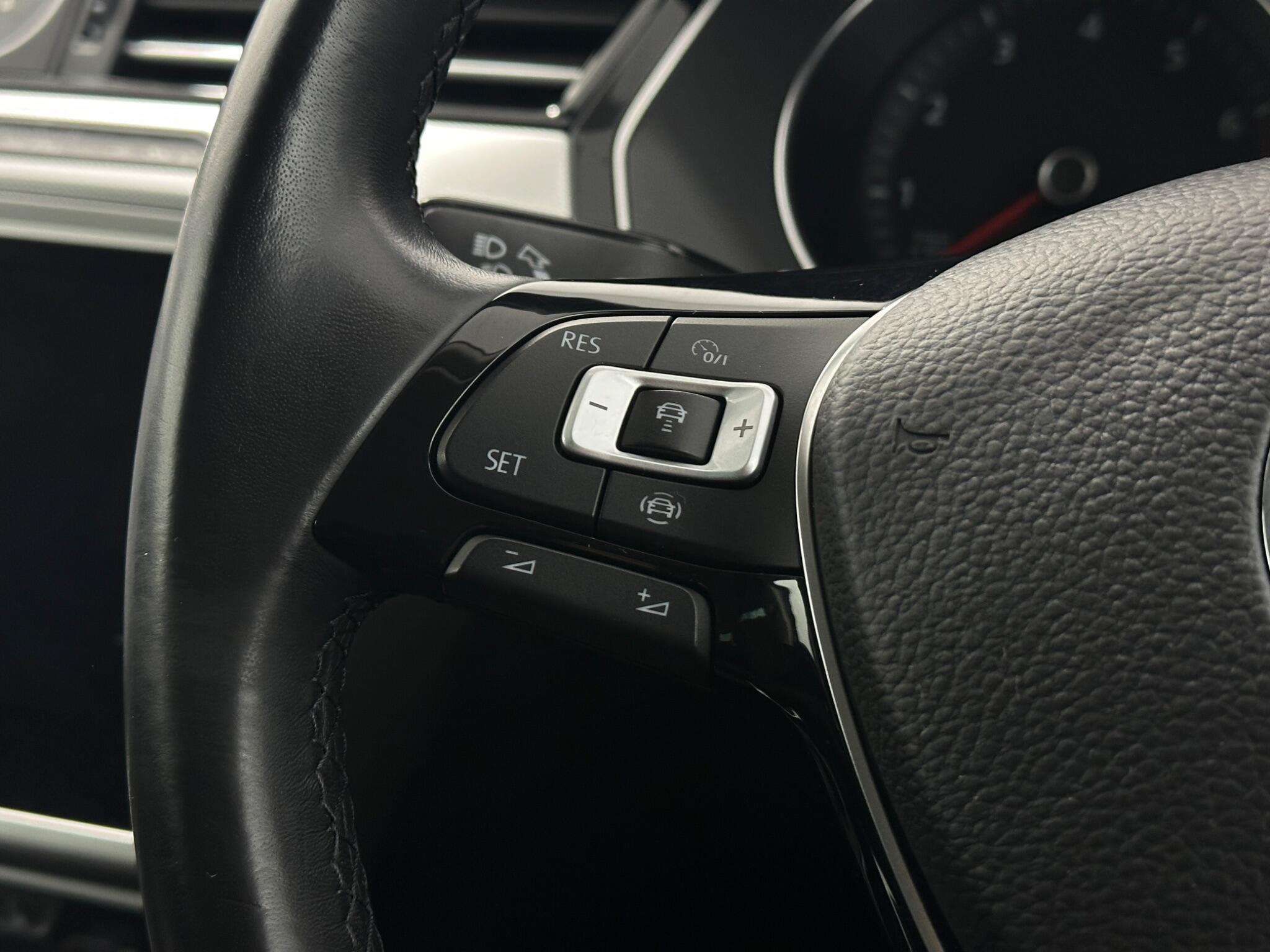 Volkswagen Passat view 14