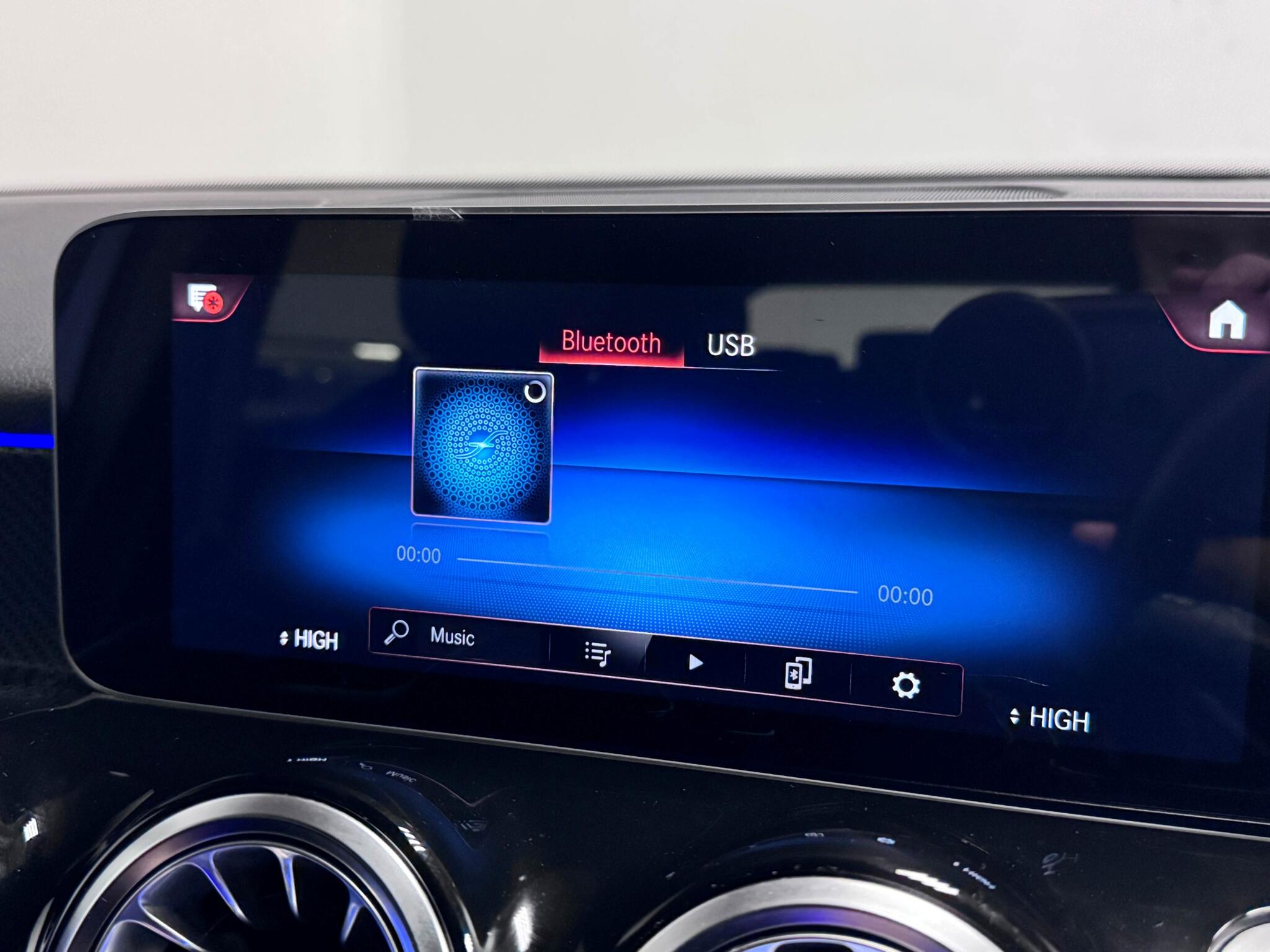 Mercedes-Benz GLB view 42