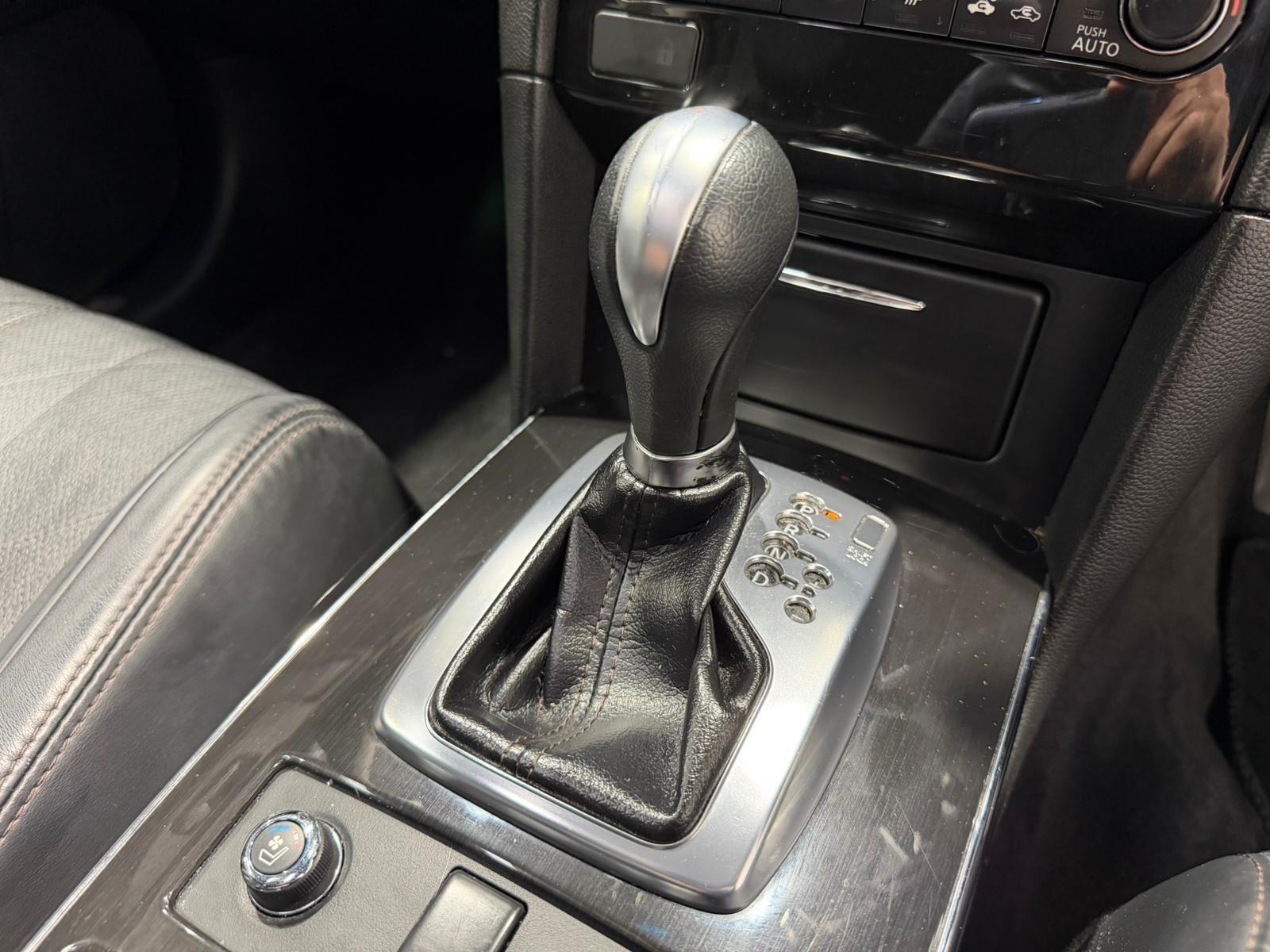 Infiniti QX70 view 14