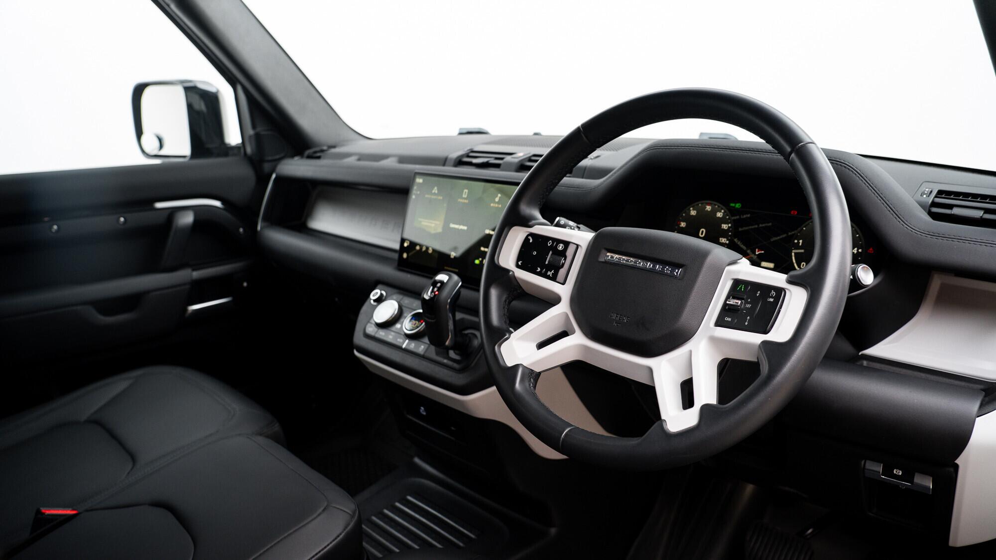 Land Rover Defender 90 view 5