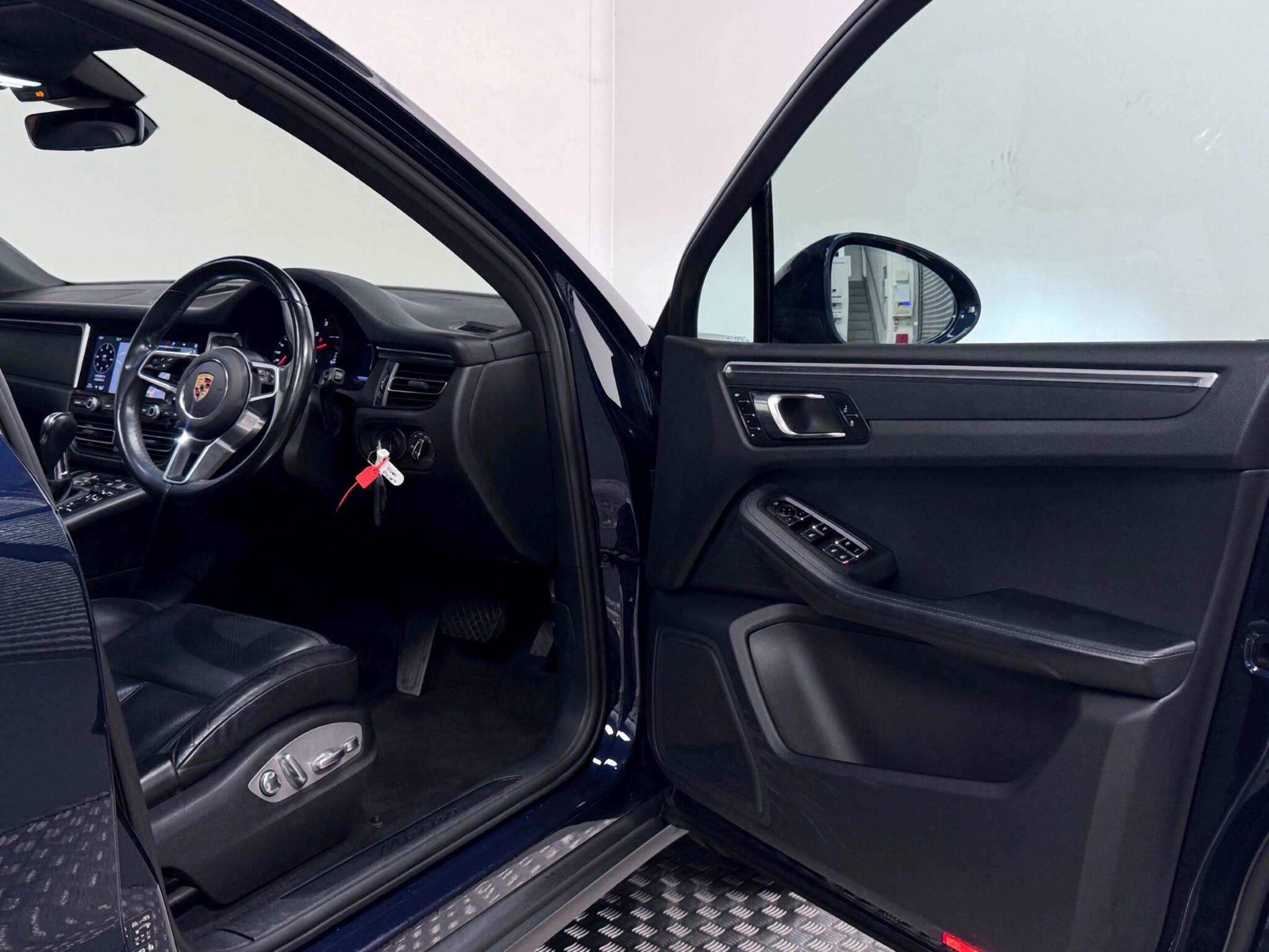 Porsche Macan view 21