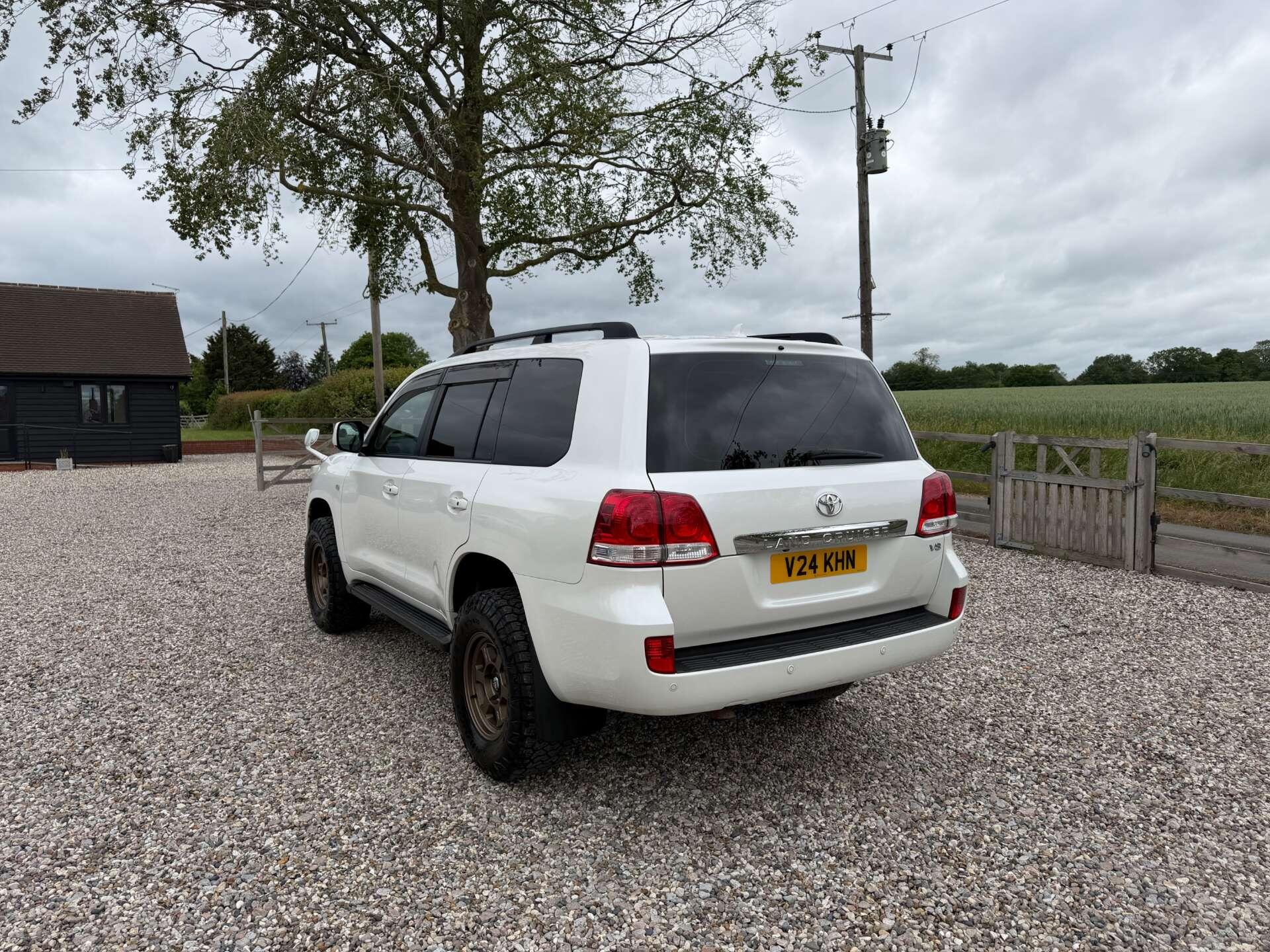 Toyota Land Cruiser view 3